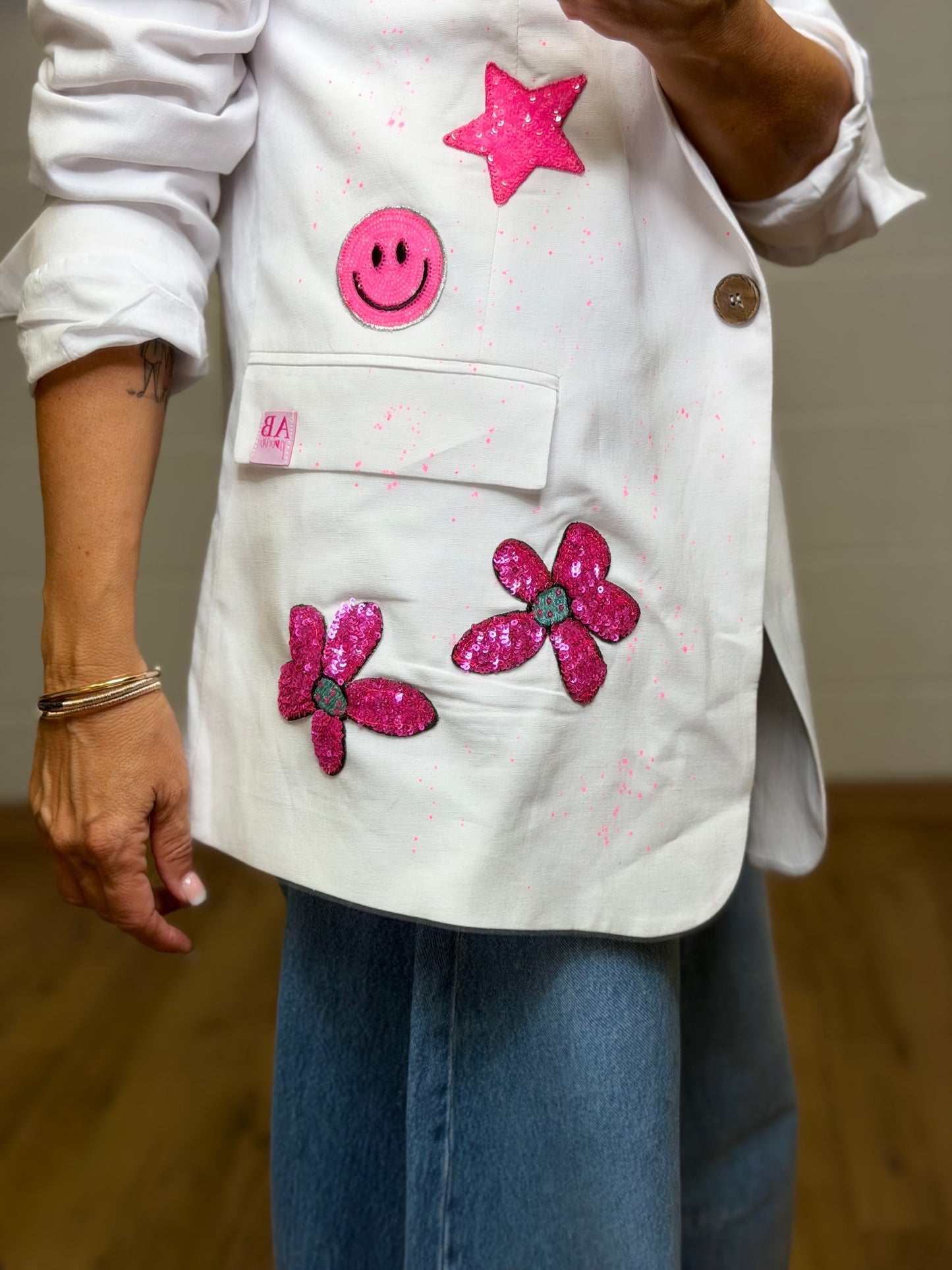 Abpink. Blazer Bianco Custom con Dettagli Fluo e Patch Pop