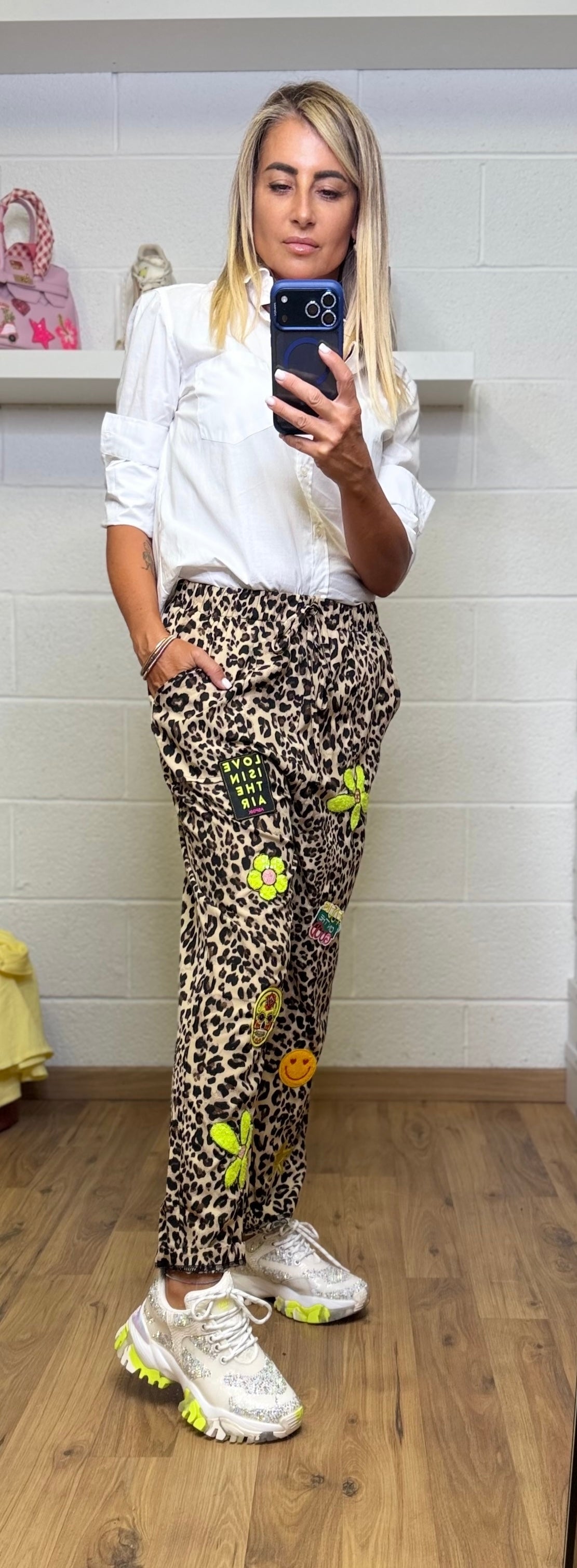 Abpink. Pantalone animalier con applicazioni