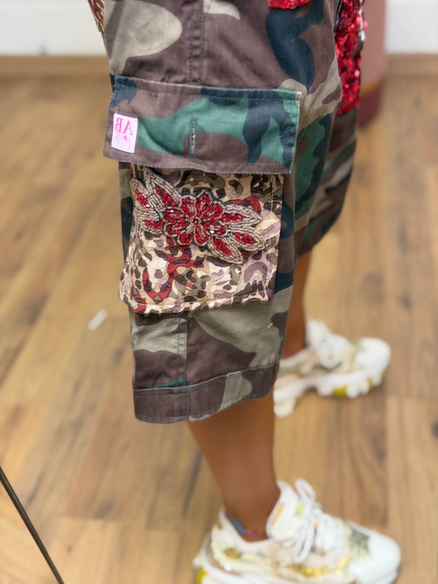 Abpink. Bermuda camouflage con patch gioiello