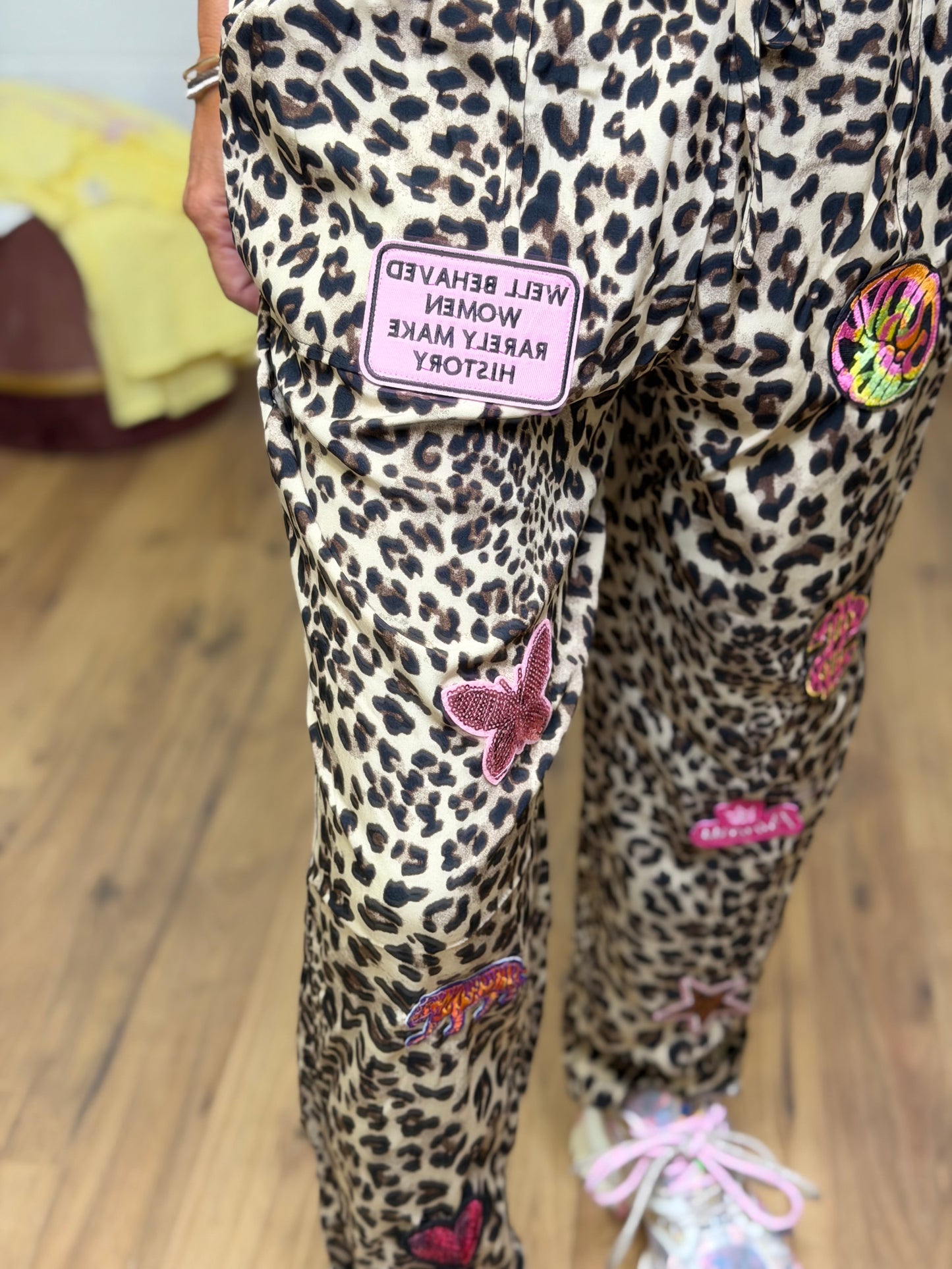 ABpink. Pantalone in stampa animalier con applicazioni