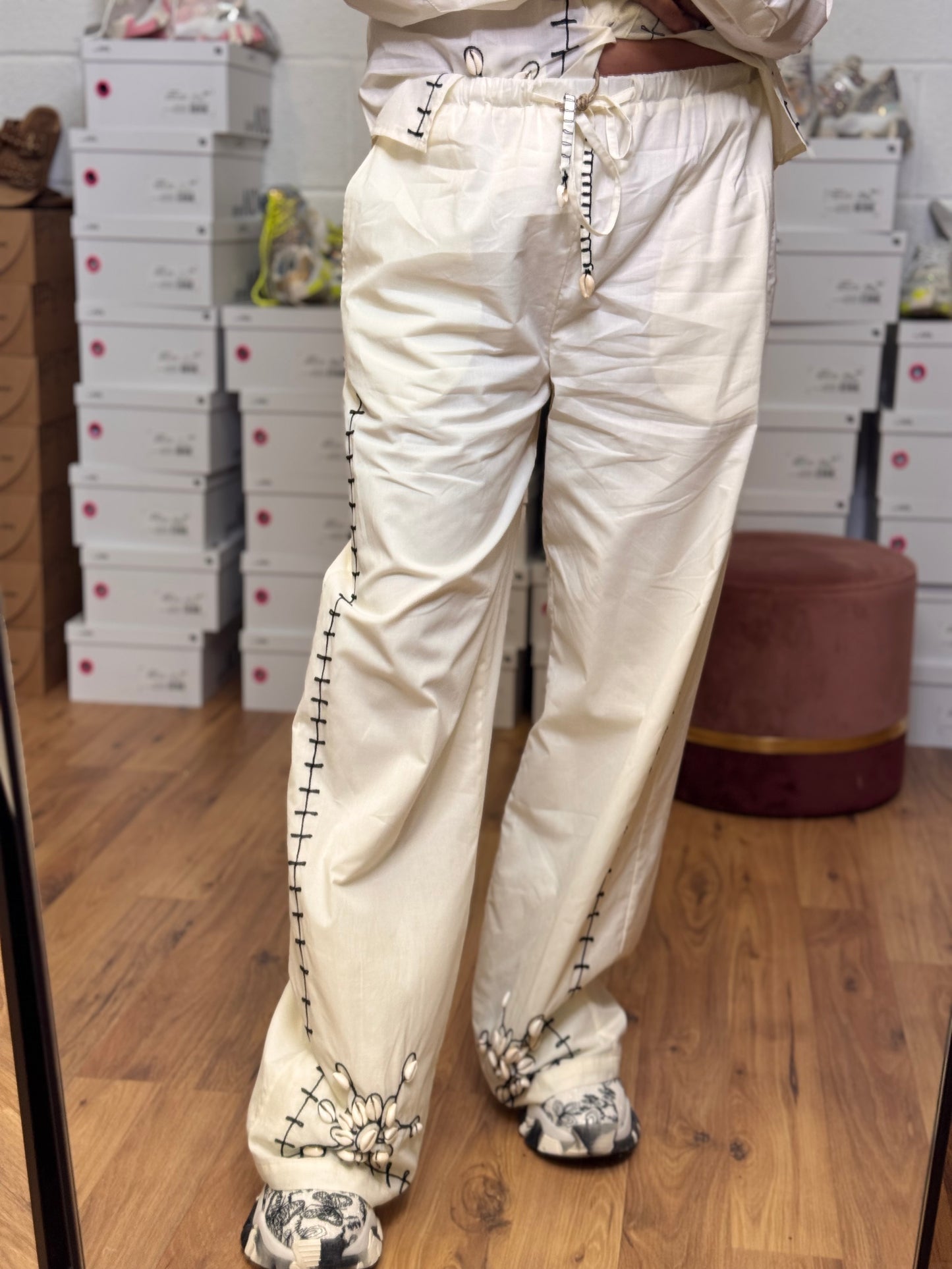 Front Street. Pantalone con ricami e neri