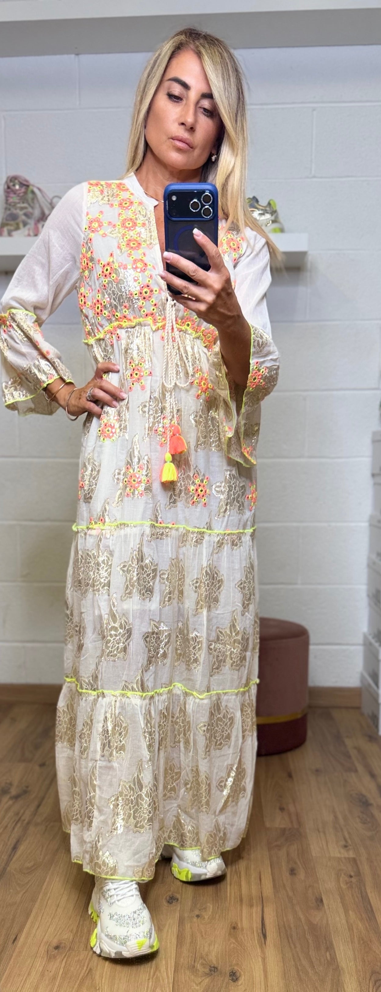 ABpink. Abito lungo boho ricamato con dettagli fluo