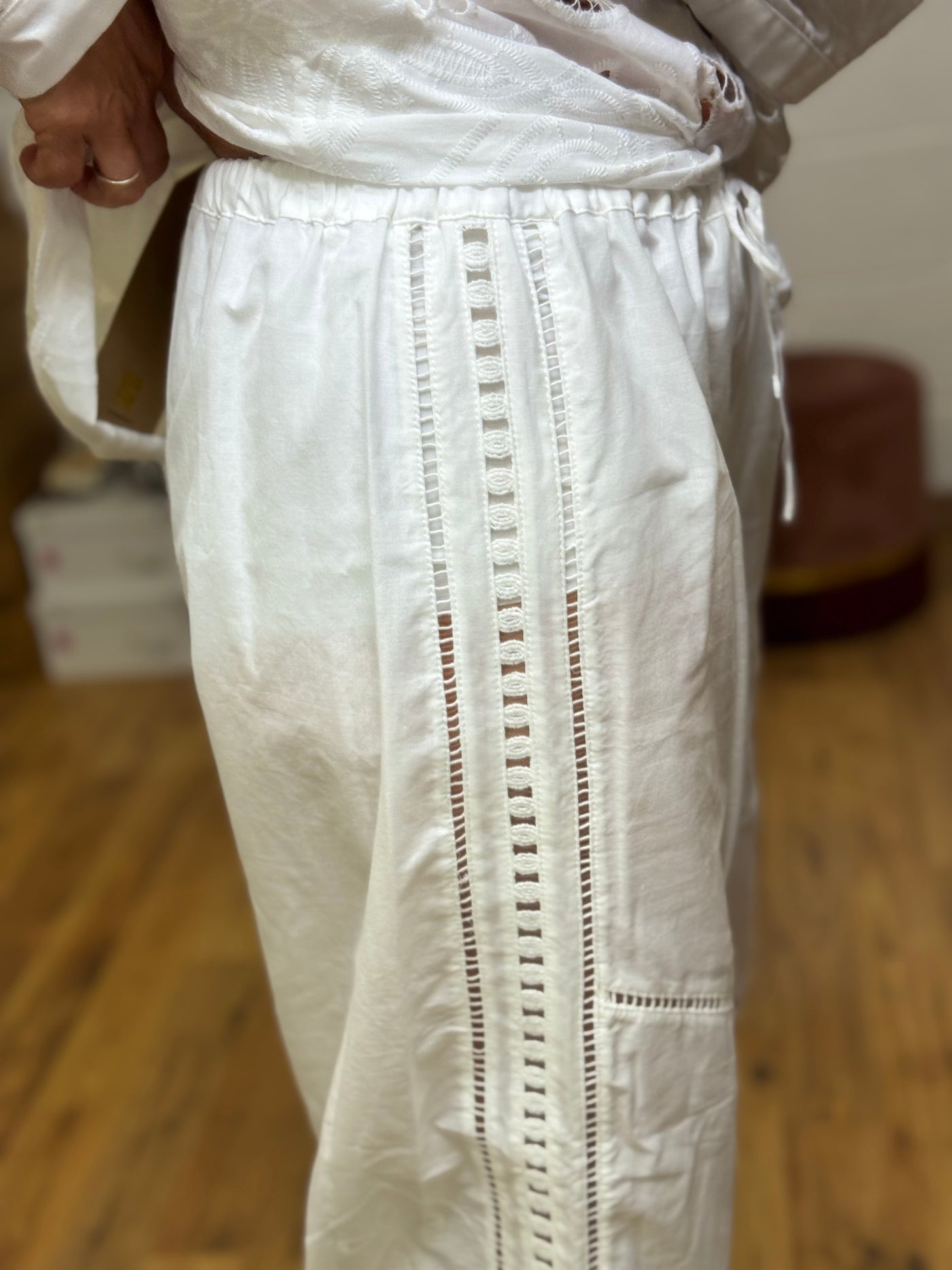 Front Street. Pantalone palazzo in cotone e pizzo-50%