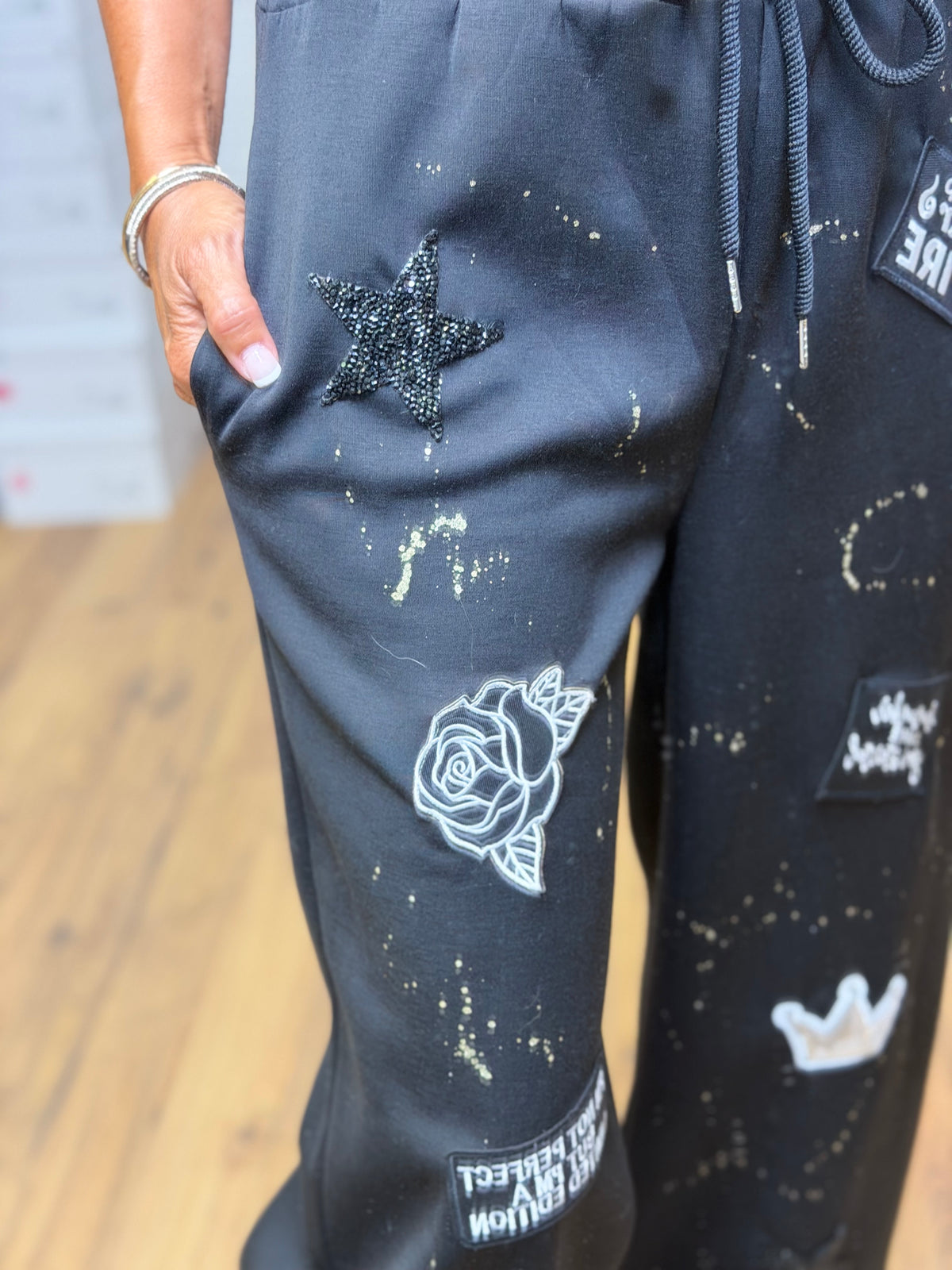 Abpink. Pantalone jogger patch & ricami