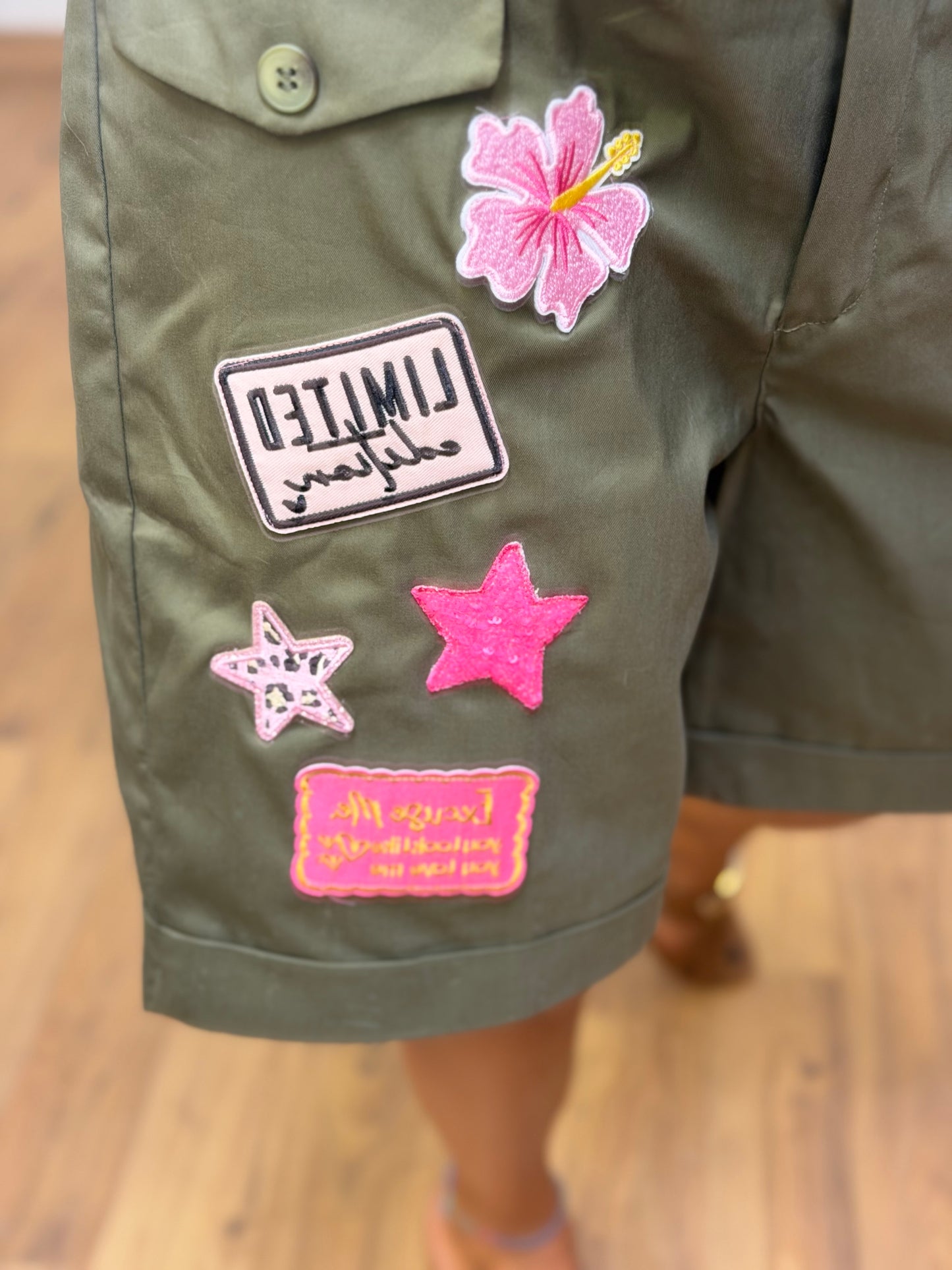 ABpink. Bermuda verde con patch