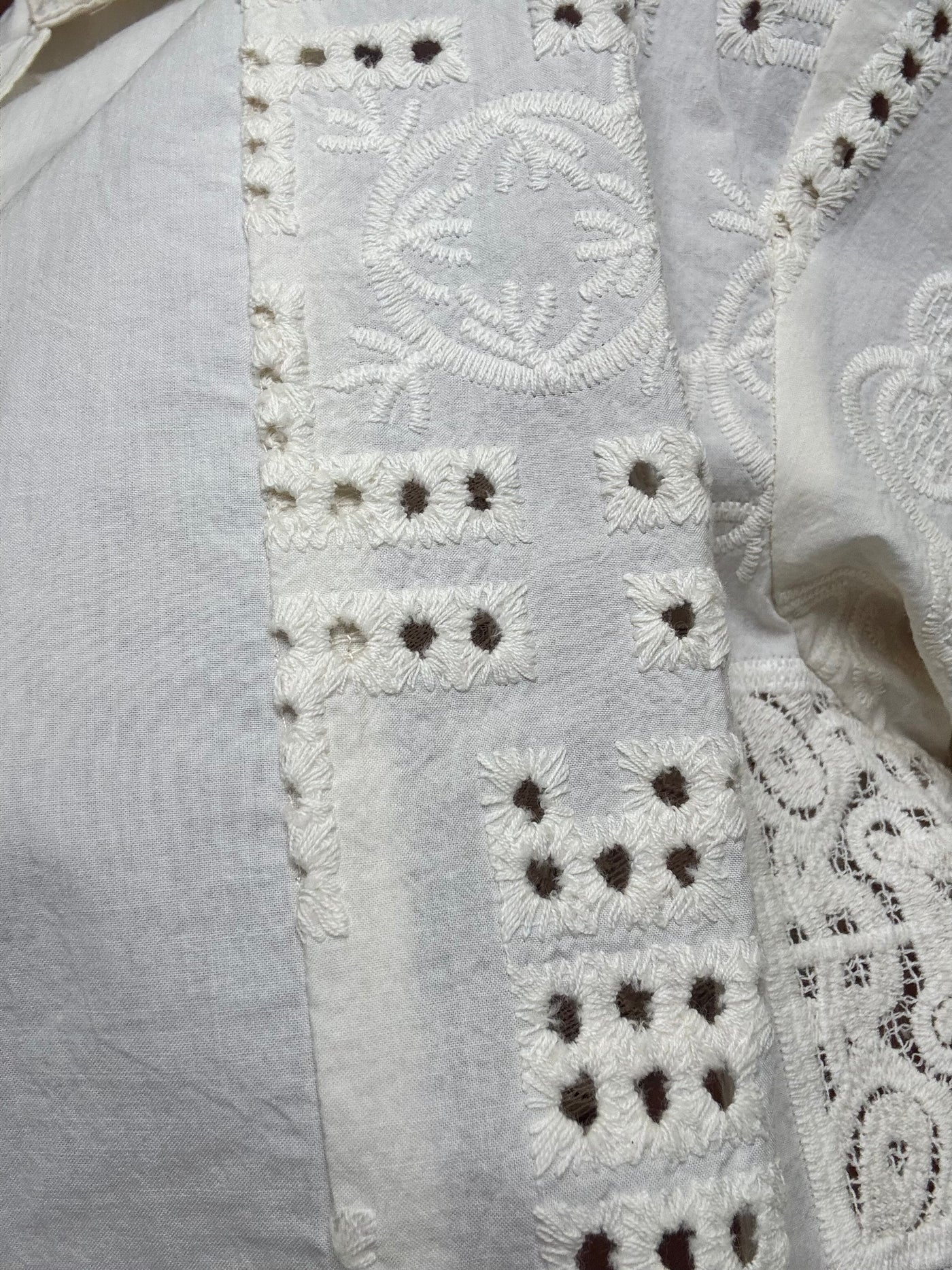 Front Street. Camicia in cotone e pizzo sangallo-50%