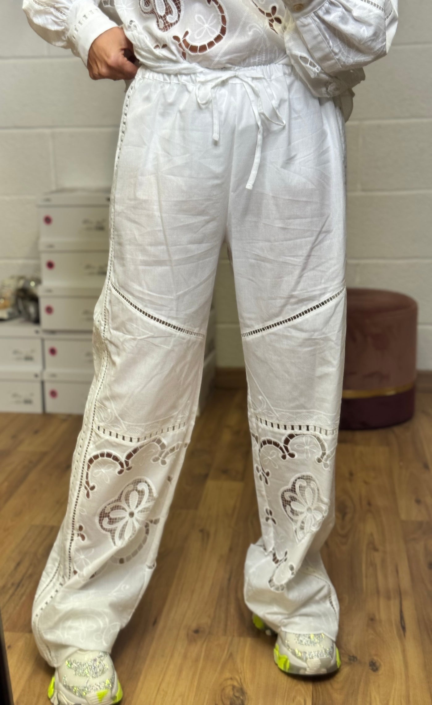 Front Street. Pantalone palazzo in cotone e pizzo-50%