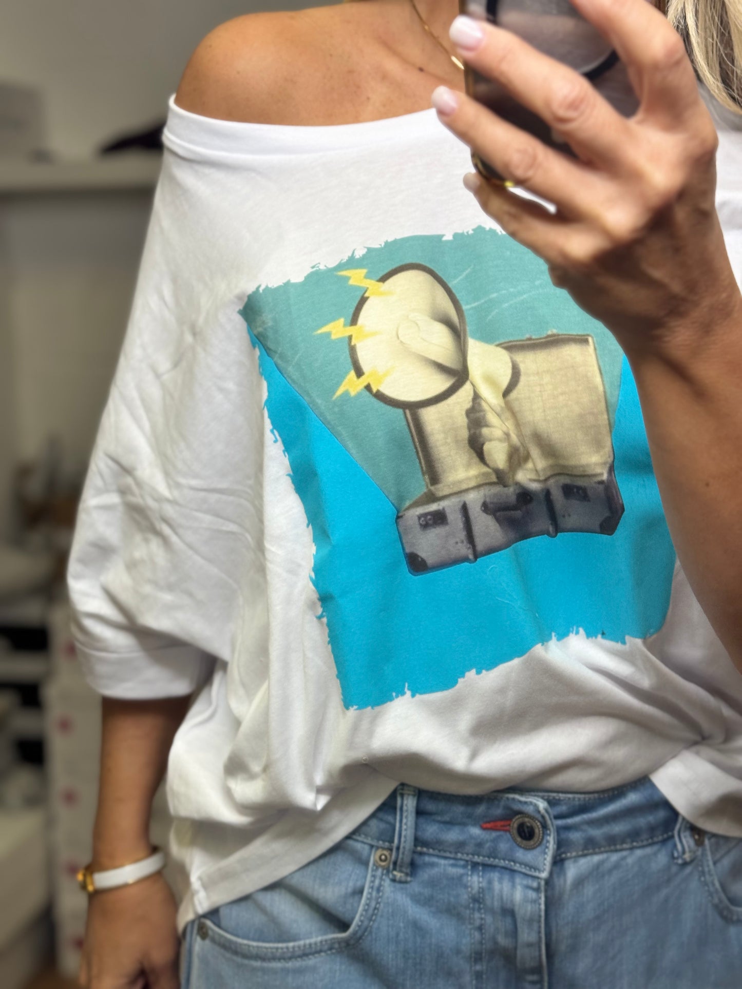 AB Pink. T-shirt over azzurra