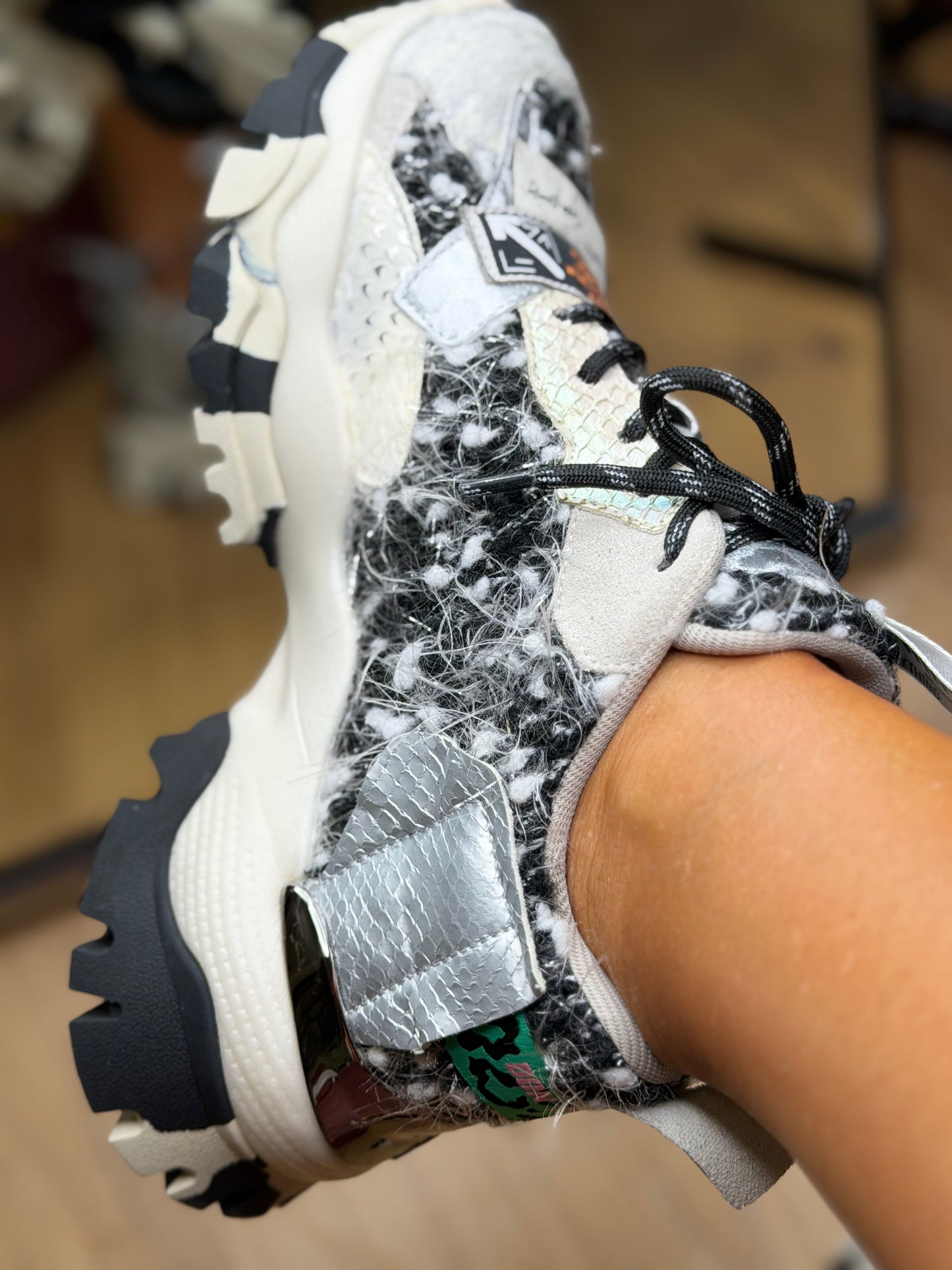 Joia Paris. Sneakers black and white