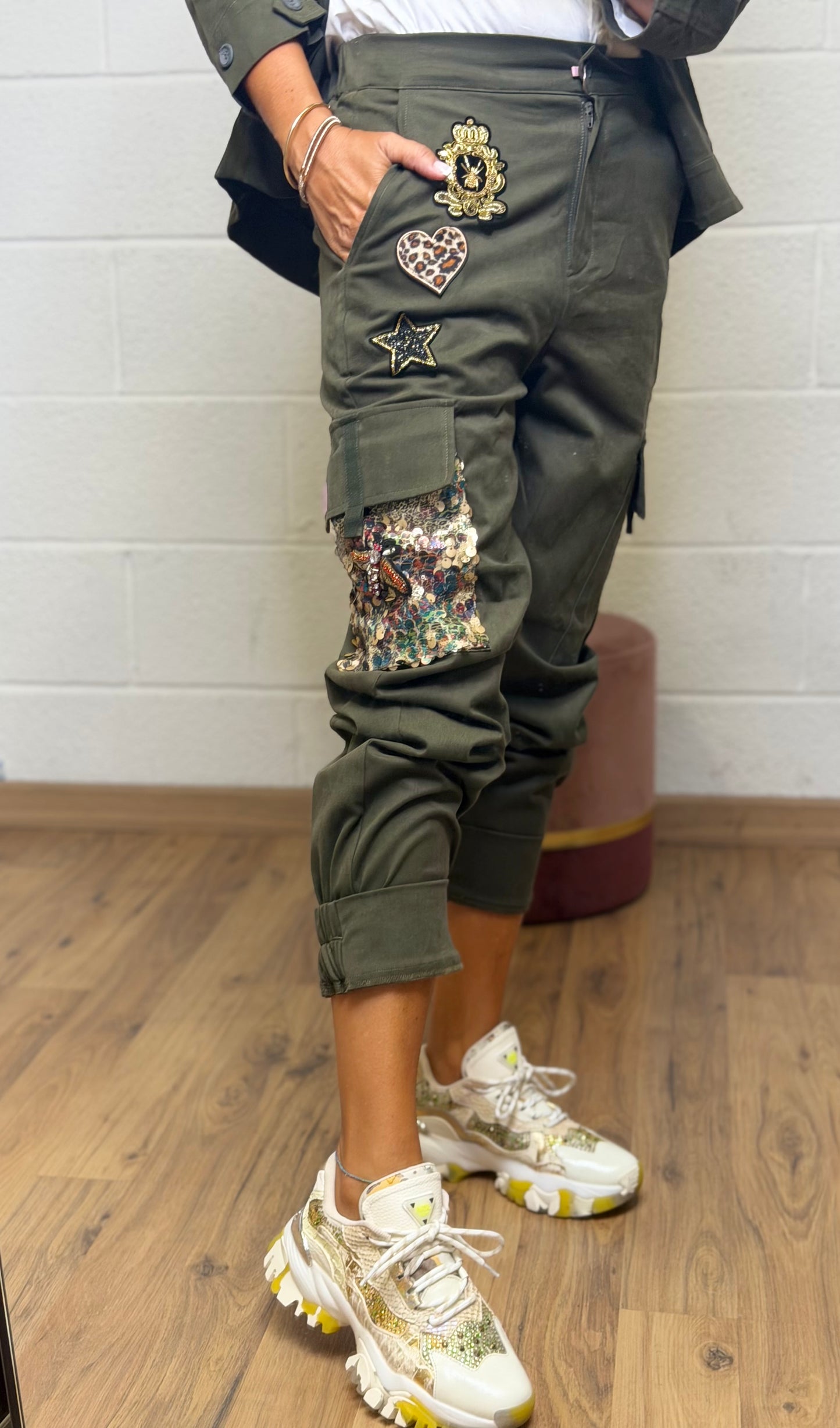 Abpink. Cargo military ricamato