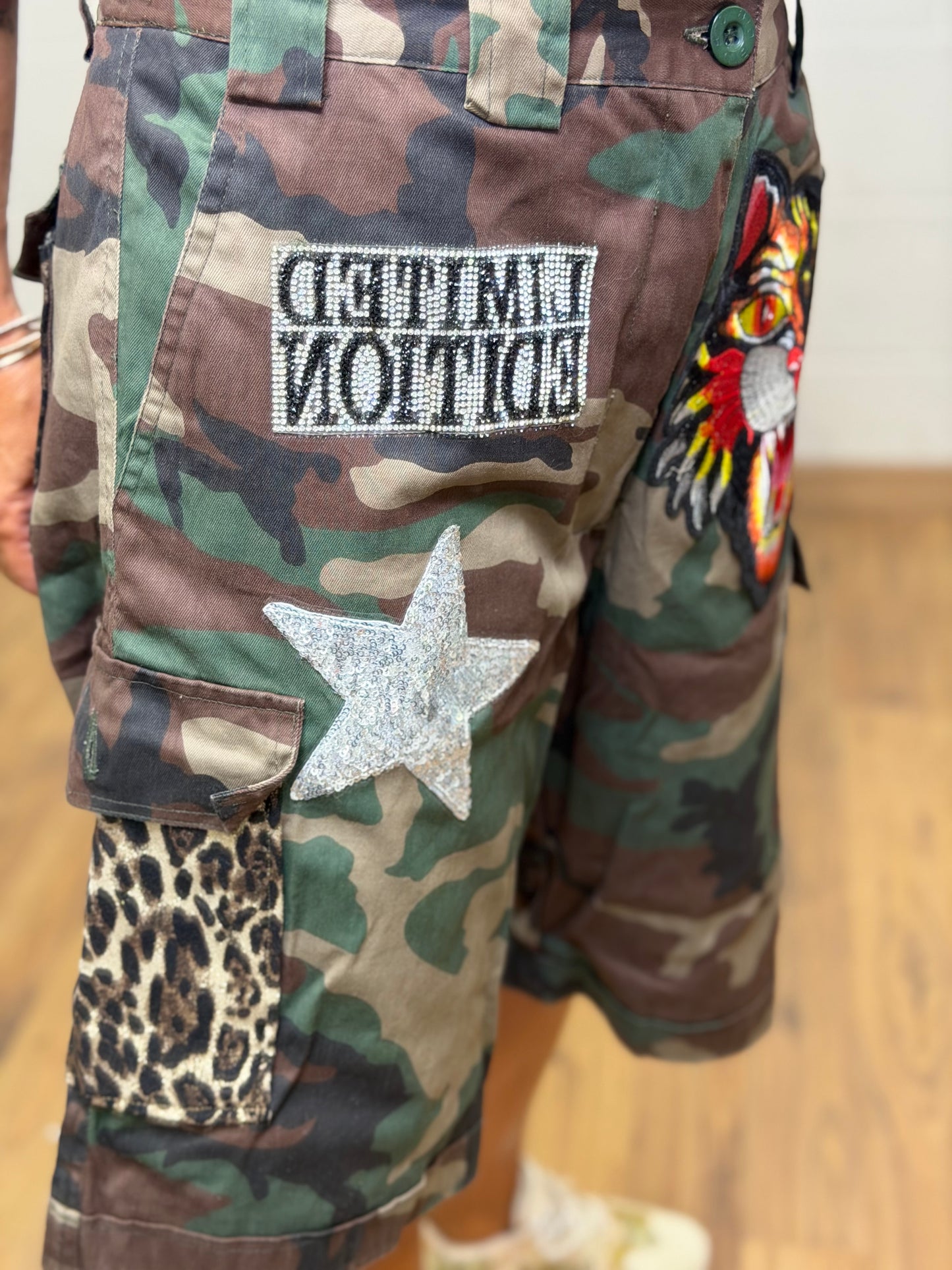 Abpink. Bermuda camouflage con patch gioiello