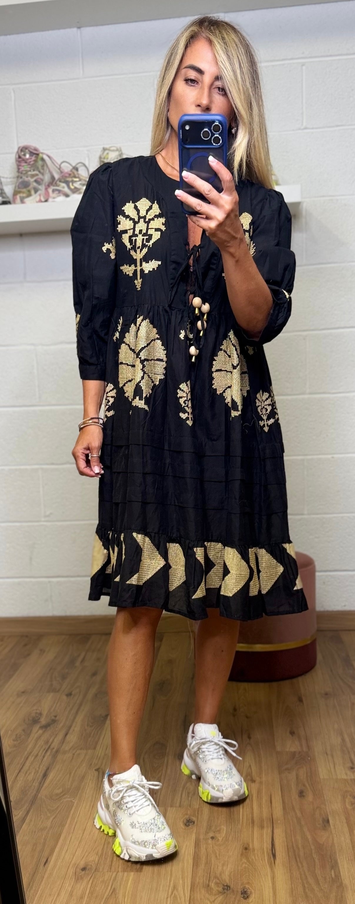 Abpink. Abito Midi Boho-Chic con Ricami Oro e Nappine – Nero