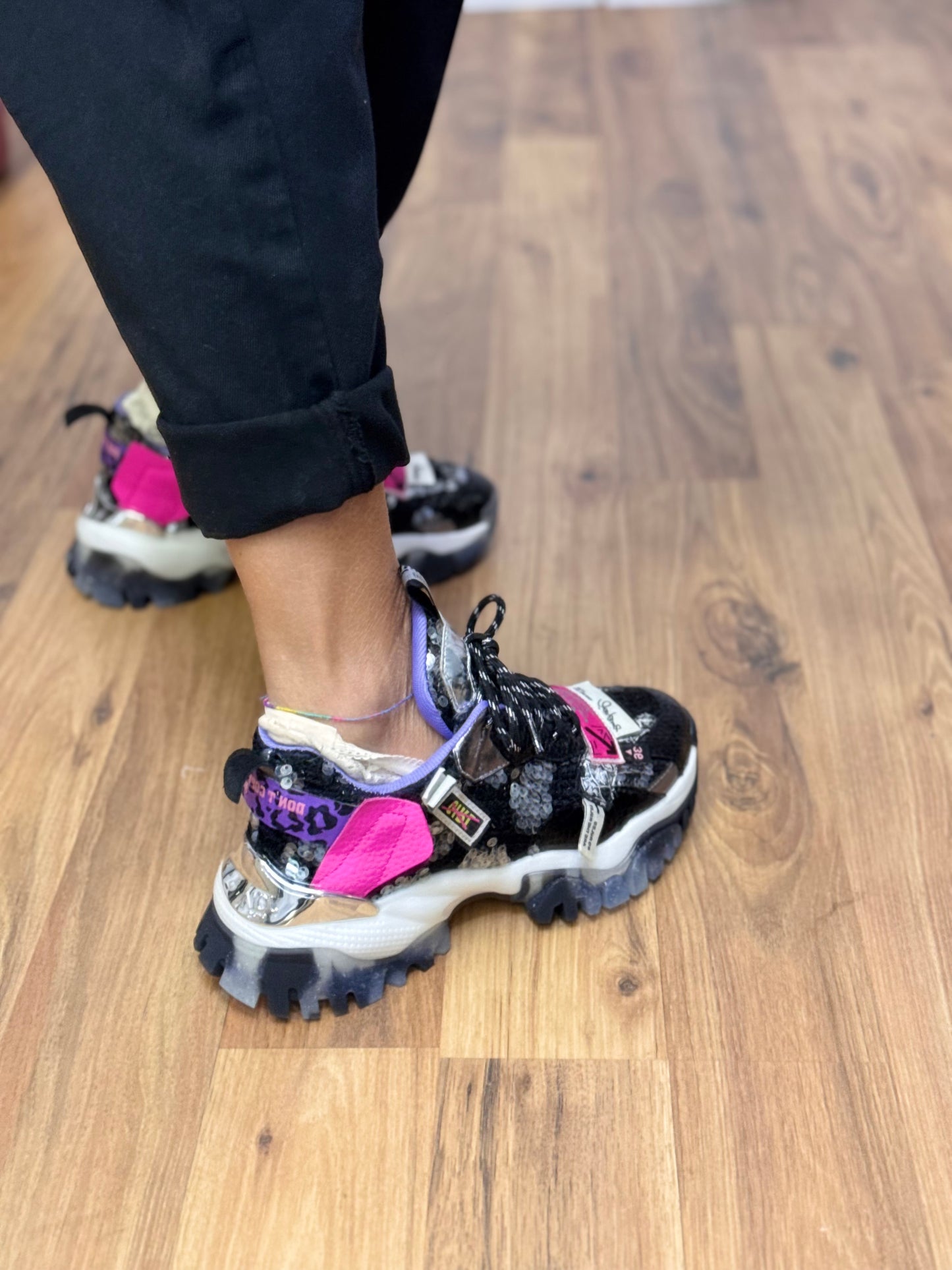 Joia Paris. Sneakers nera con dettagli fluo