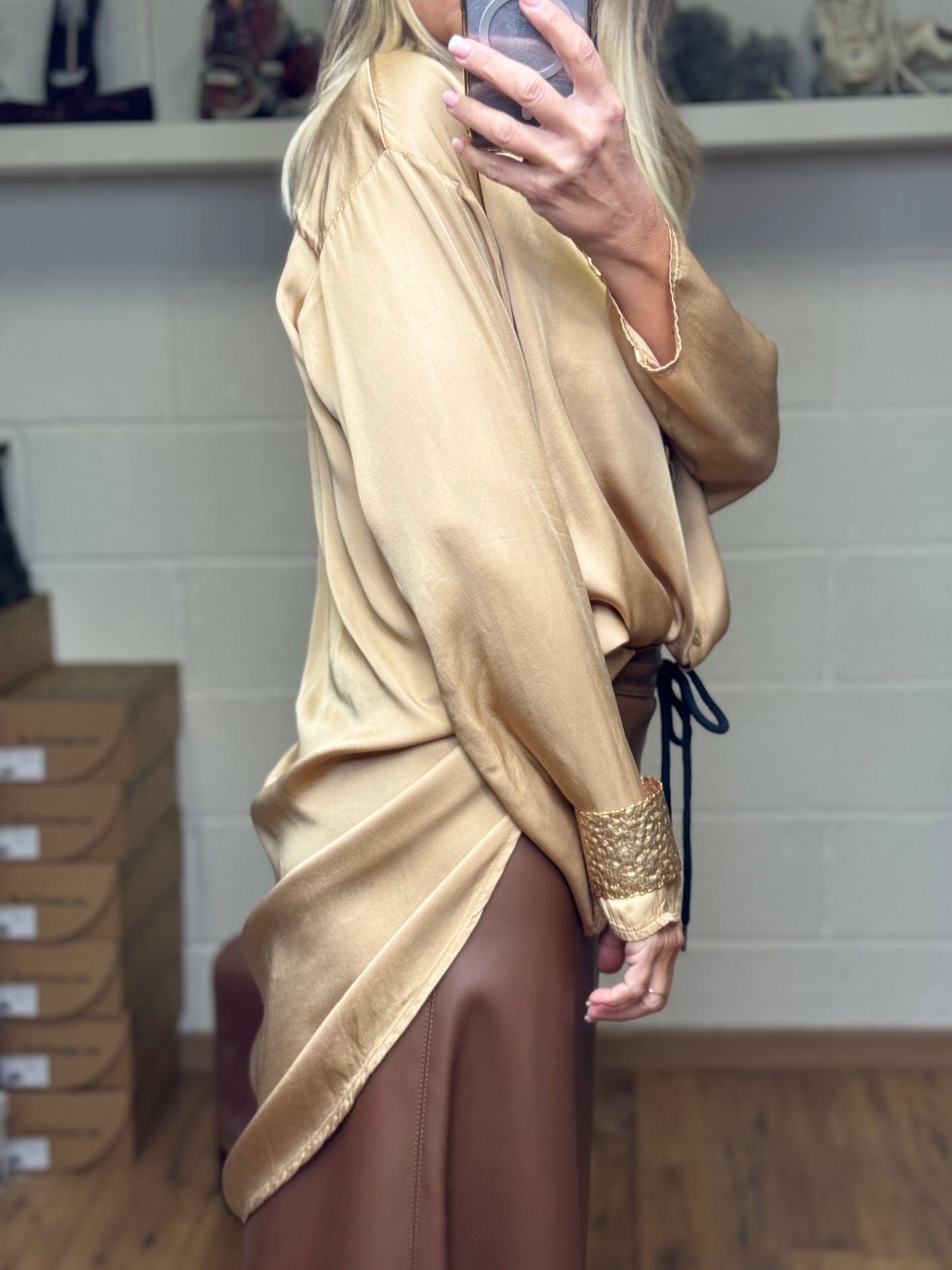 Le Streghe. Camicia satin colore miele