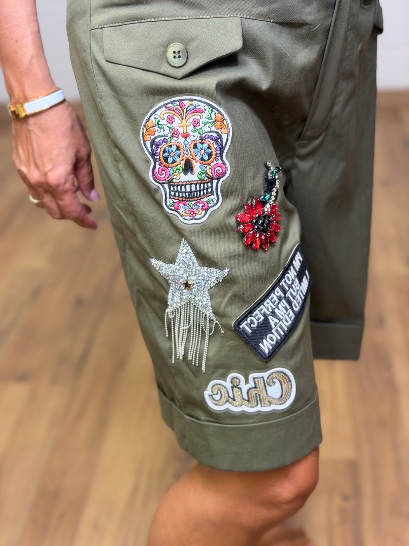 ABpink. Bermuda verde militare con patch-50%