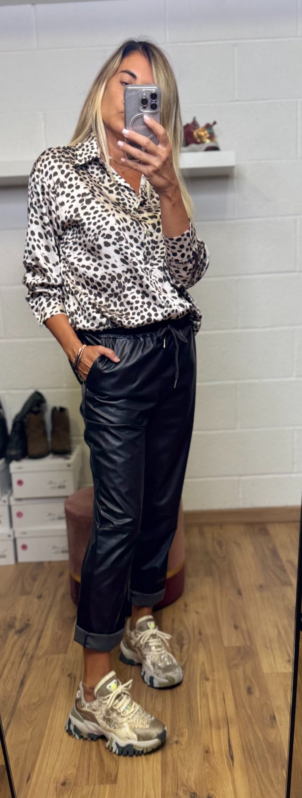 Le Streghe. Pantalone ecopelle nero-60%