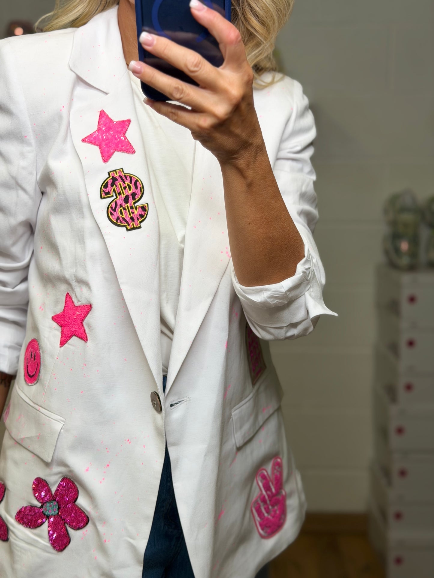 Abpink. Blazer Bianco Custom con Dettagli Fluo e Patch Pop