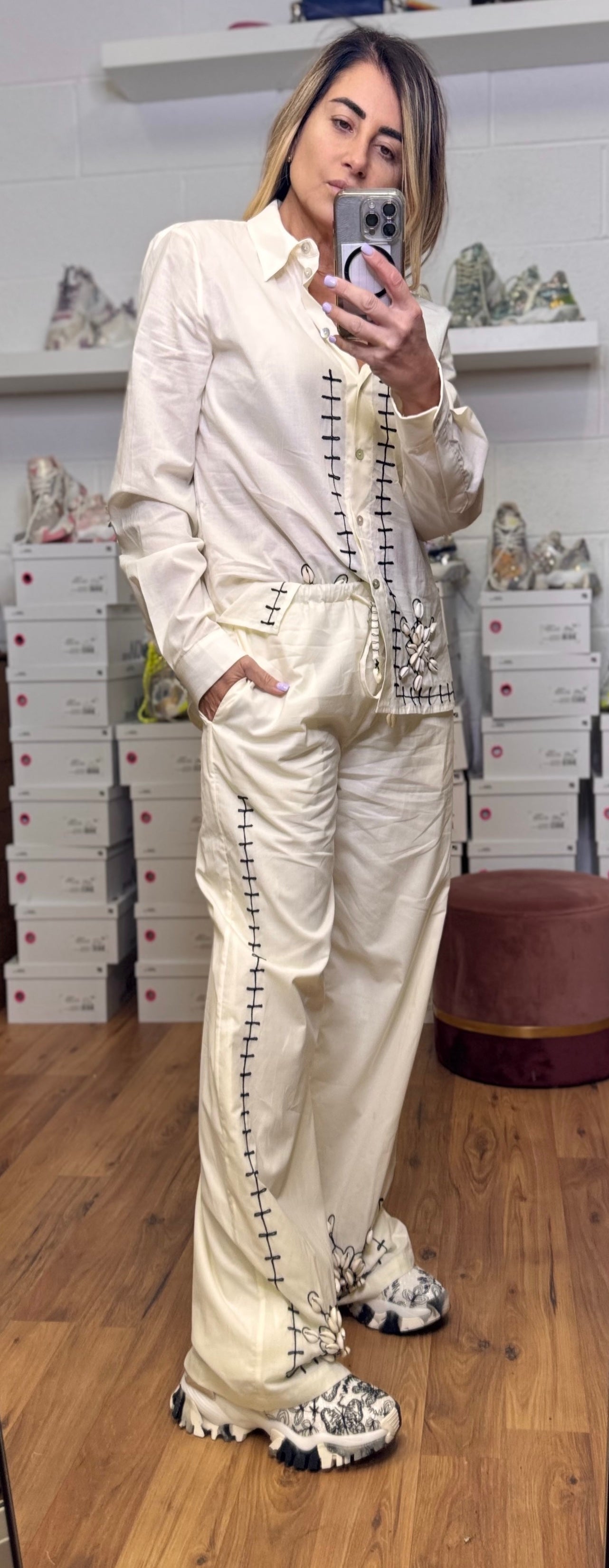 Front Street. Pantalone con ricami e neri