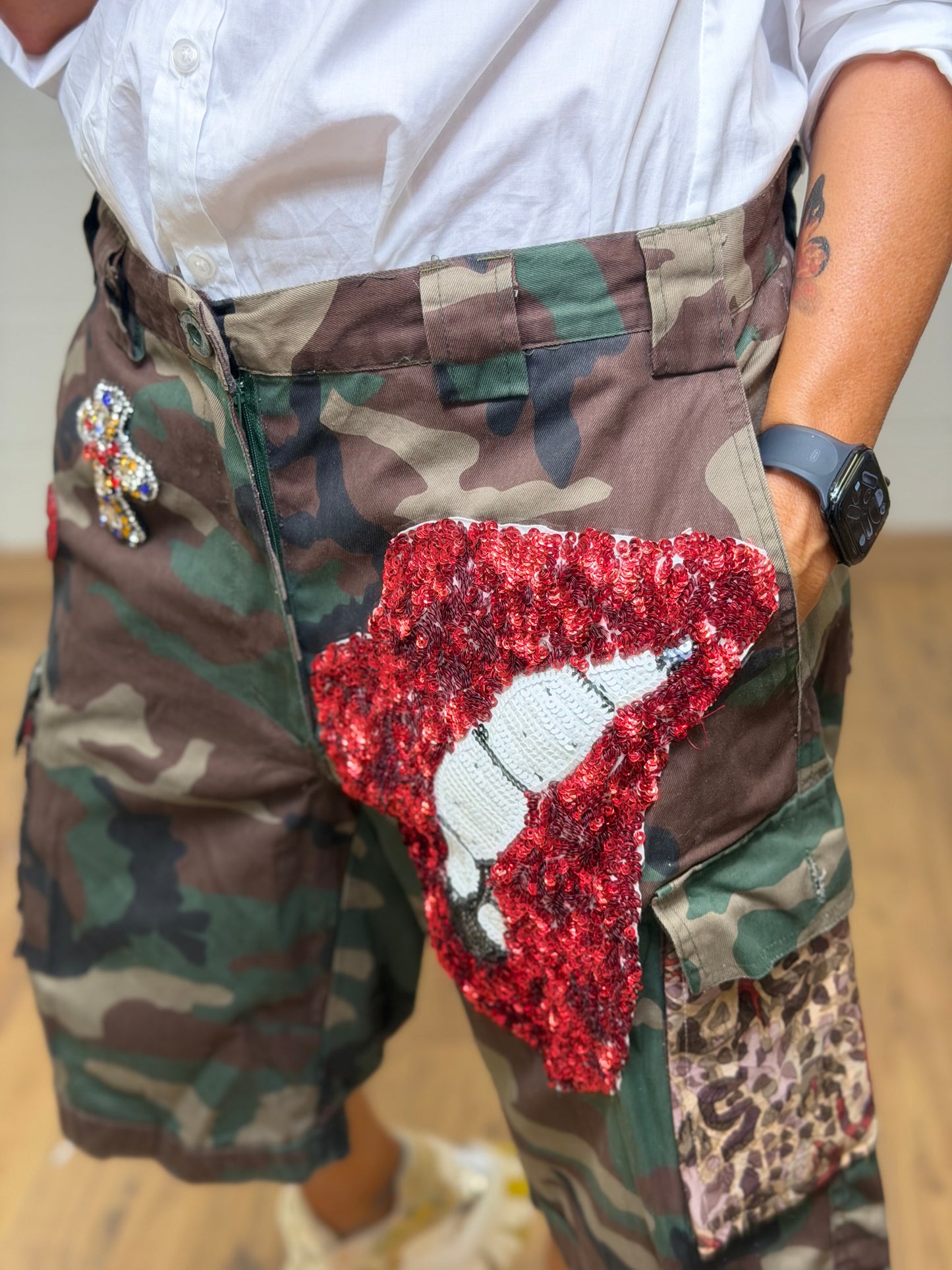 Abpink. Bermuda camouflage con patch gioiello