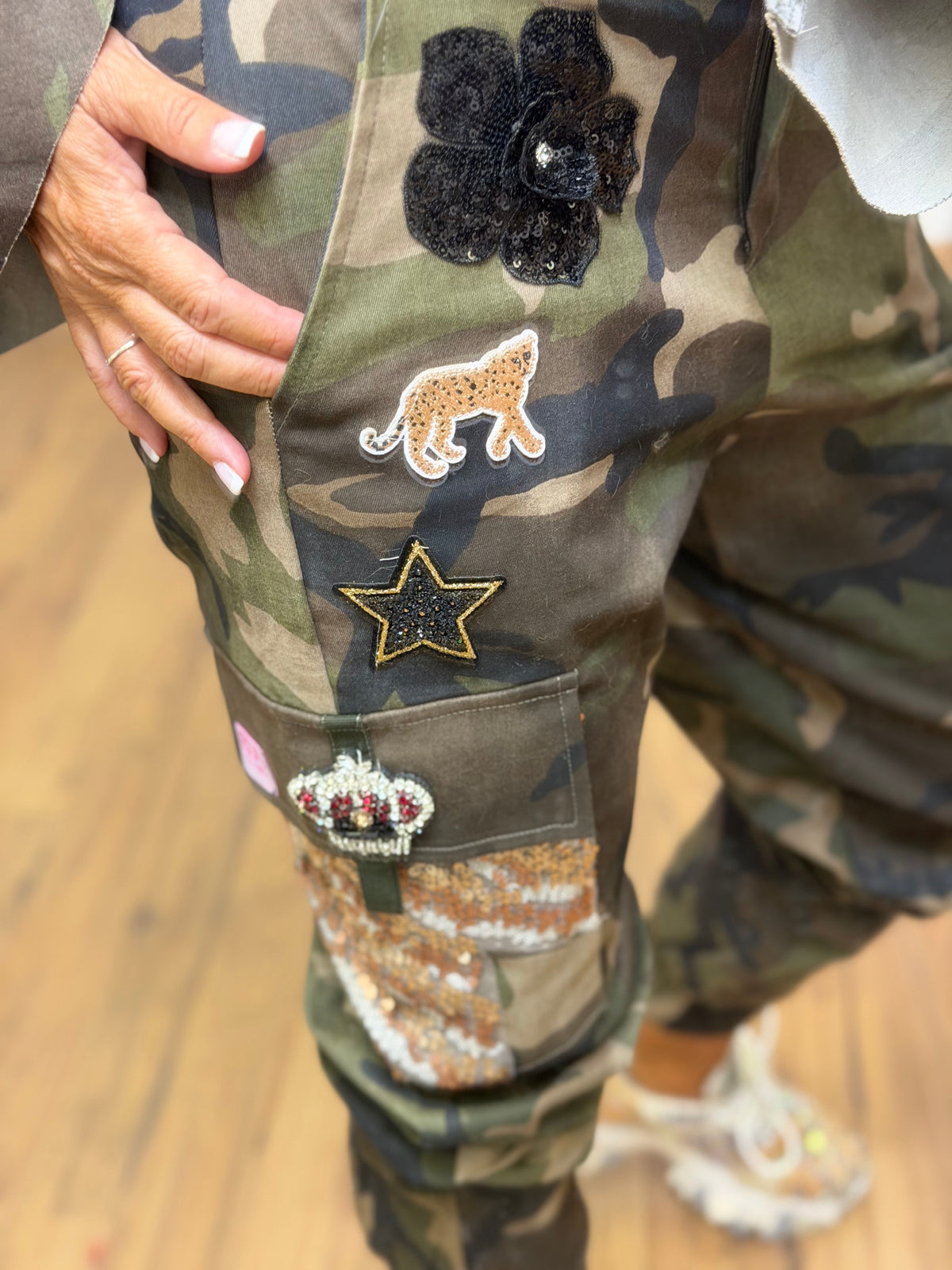 Abpink. Pantalone cargo camouflage con applicazioni