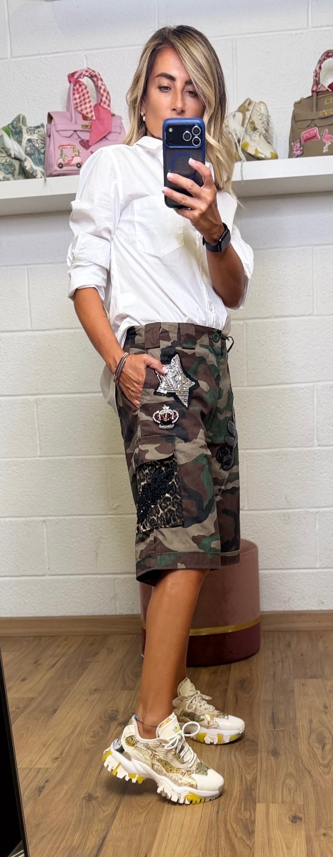 Abpink. Bermuda camouflage con patch gioiello