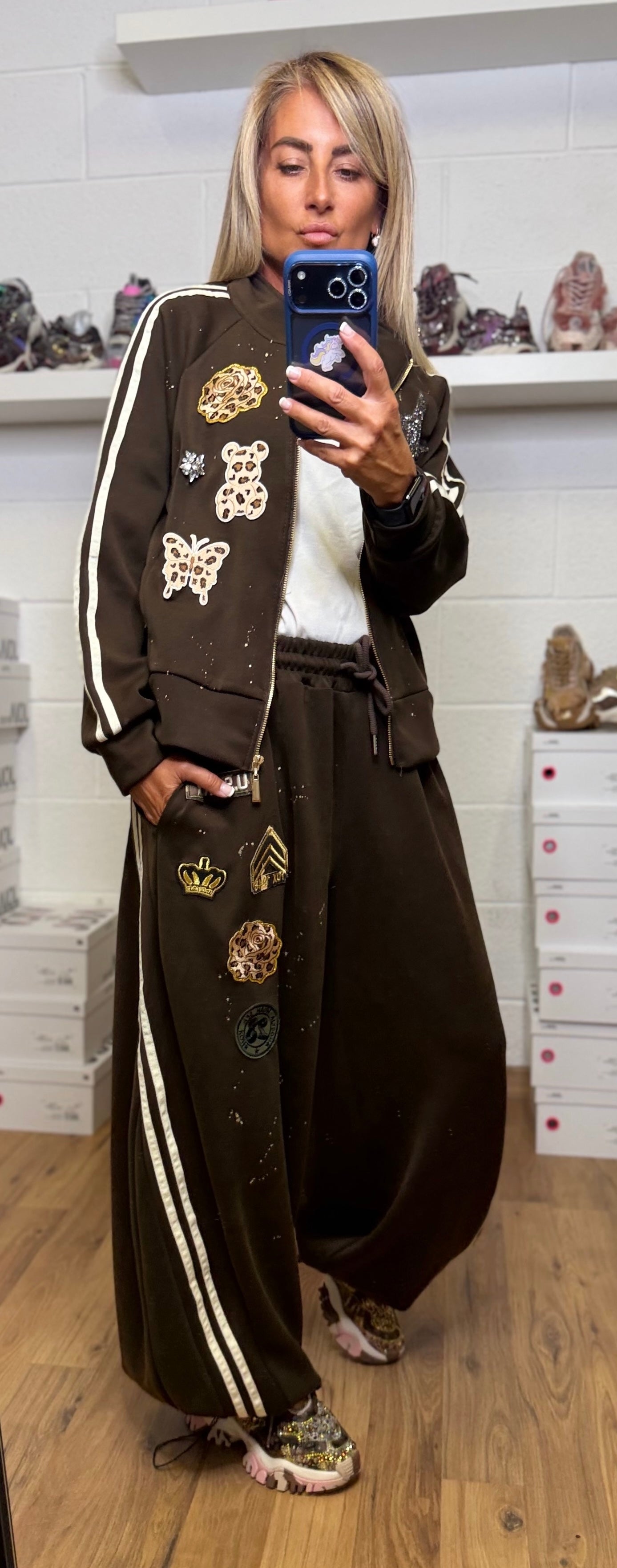 Abpink. Completo cioccolato con dettagli gioiello