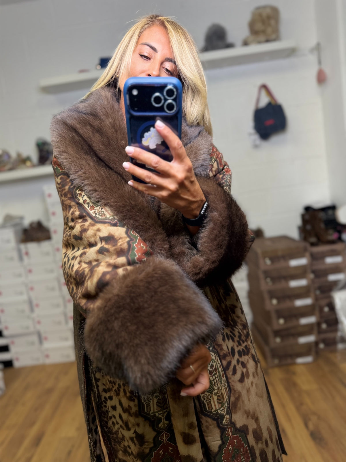 Front Street. Cappotto lungo animalier con dettagli effetto pelliccia
