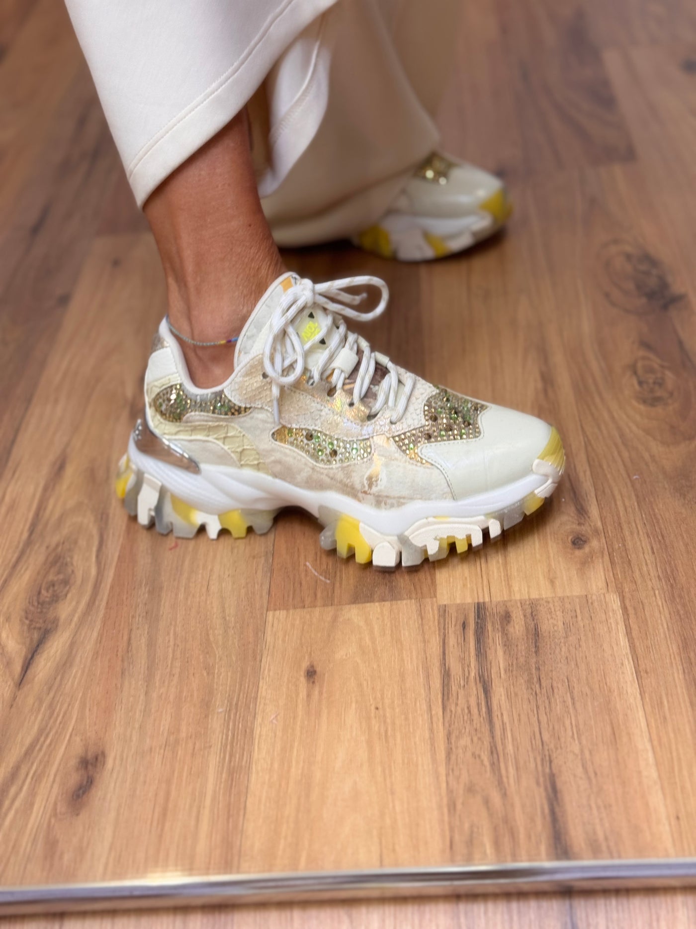 Joia Paris. Sneakers gialla e bianca.-40%