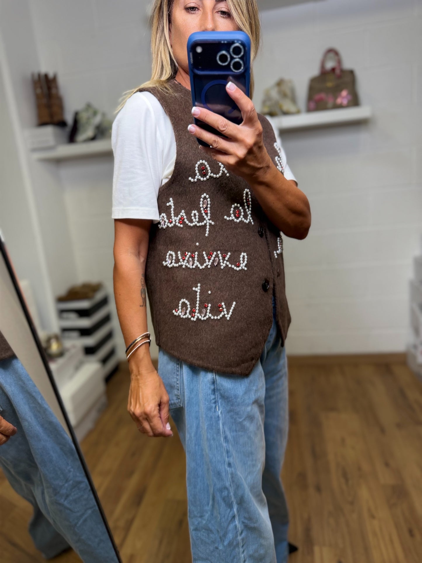 Front Street. Gilet marrone con scritte gioiello