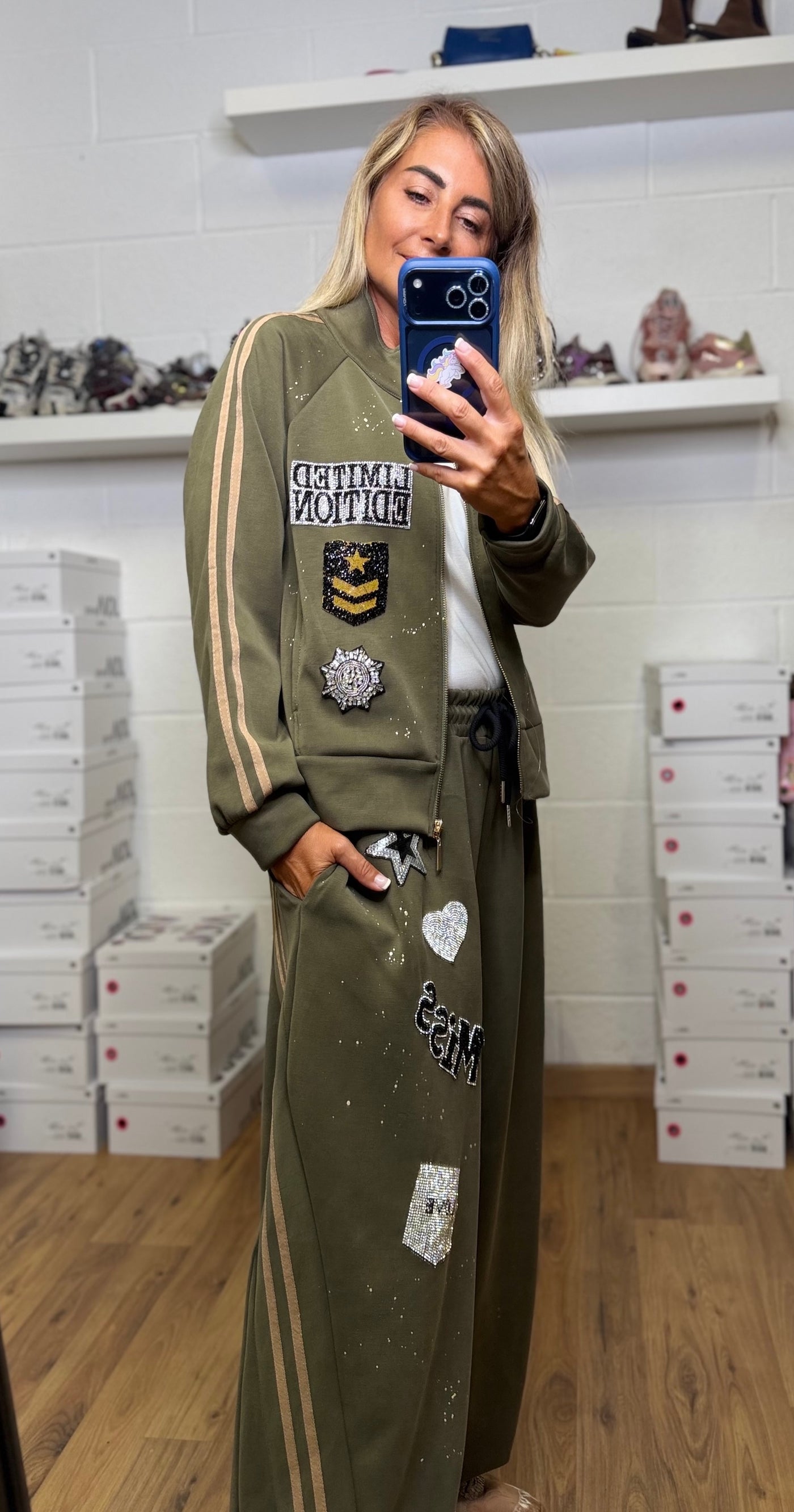 Abpink. Completo verde militare con dettagli gioiello