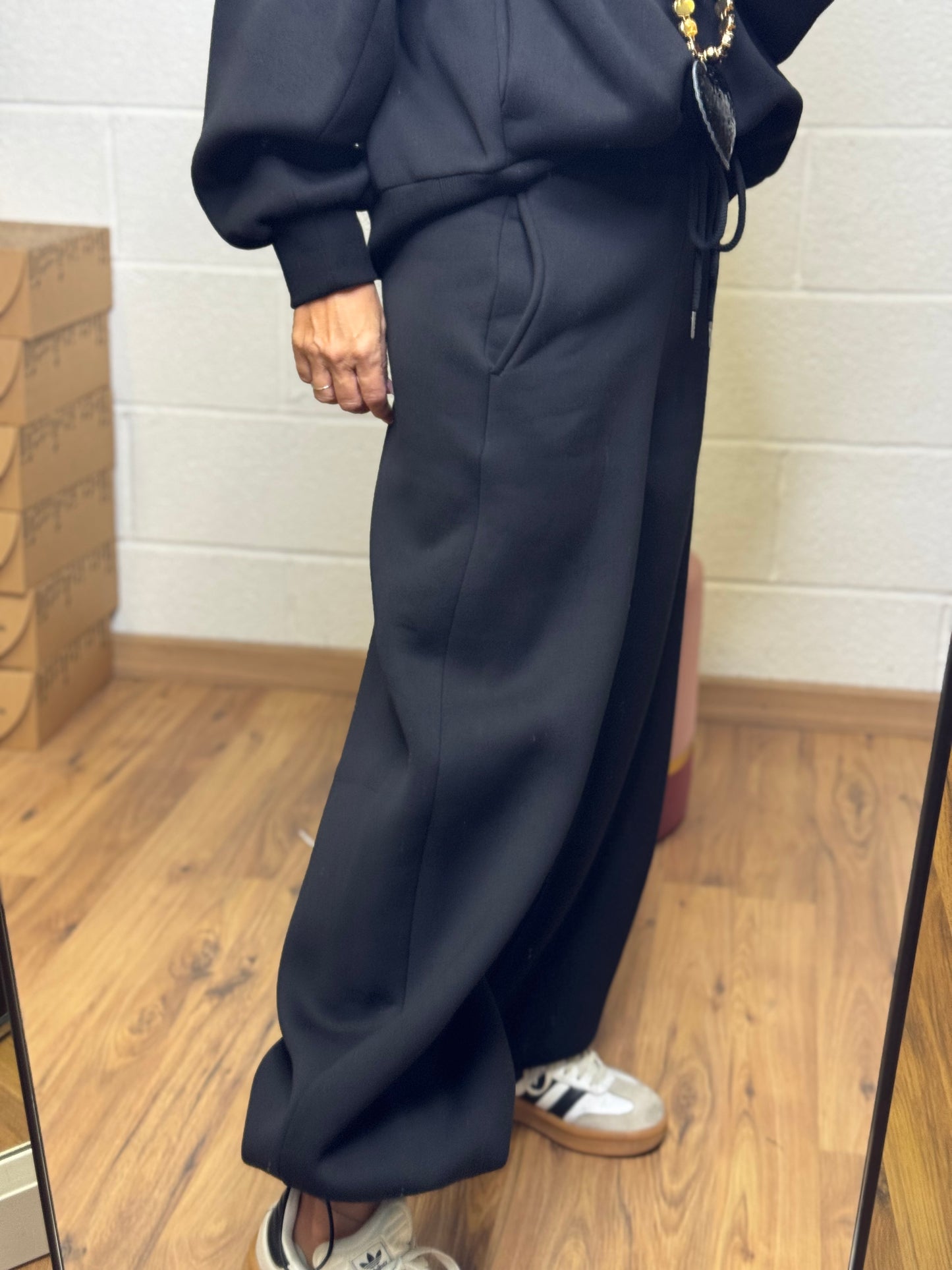 Mimi et mama. Panta tuta nera