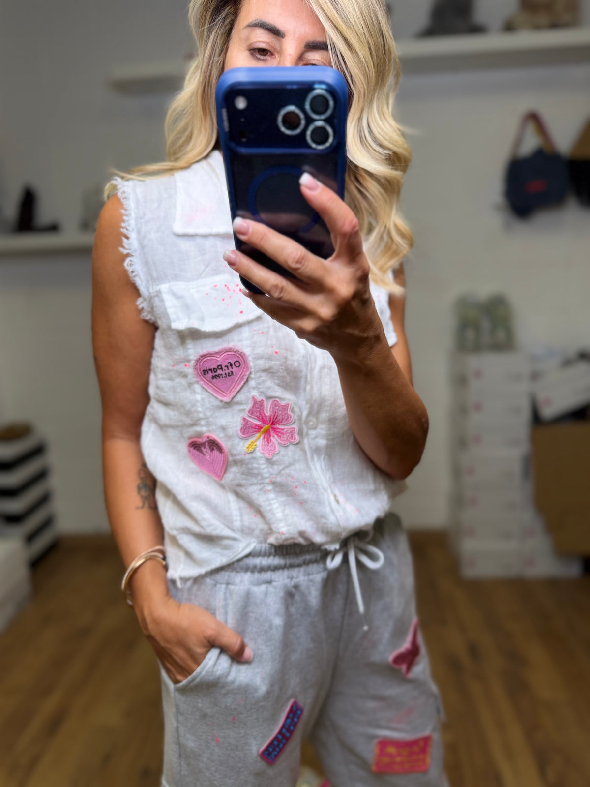 Abpink. Camicia Smanicata in Lino con Patch e Dettagli Pop-50%