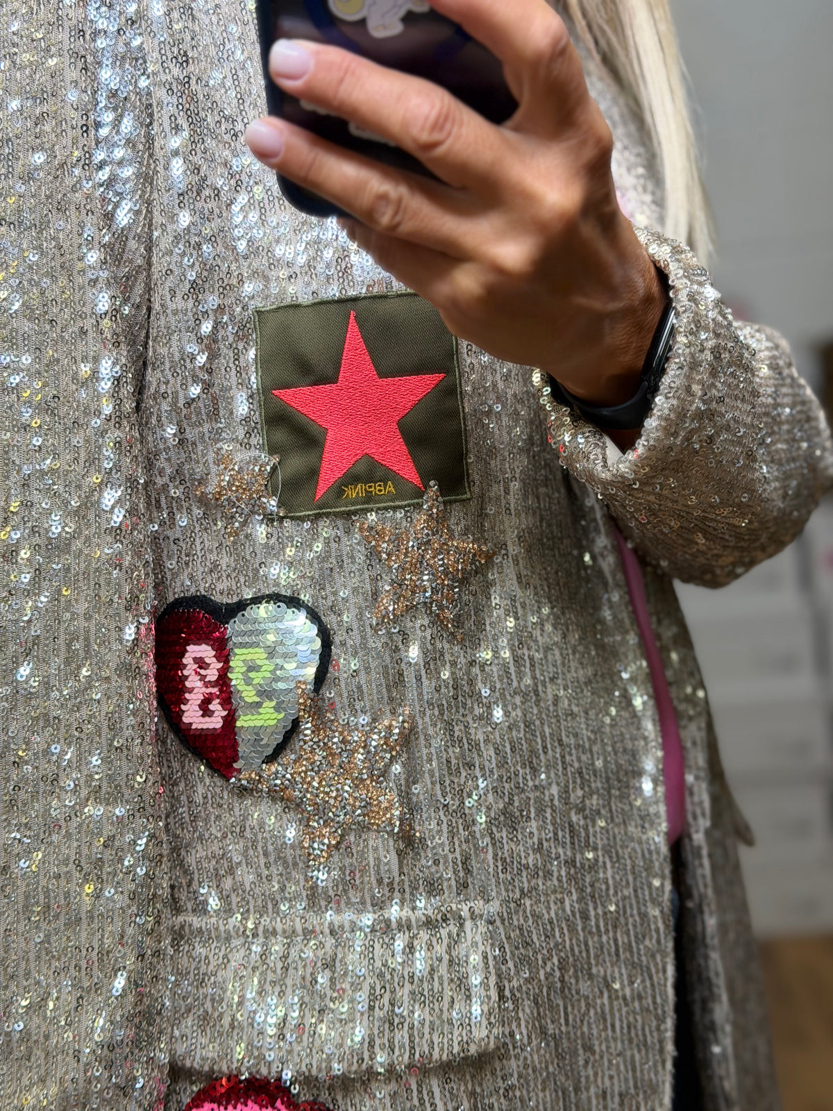 Abpink. Blazer gioiello in paillettes con patch