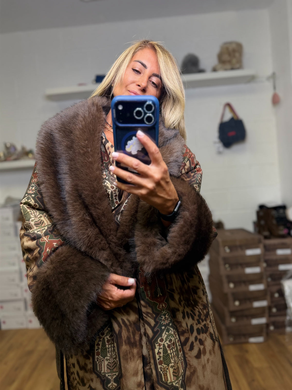 Front Street. Cappotto lungo animalier con dettagli effetto pelliccia