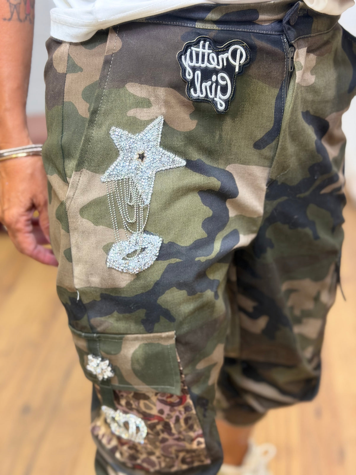 Abpink. Pantalone cargo camouflage con applicazioni