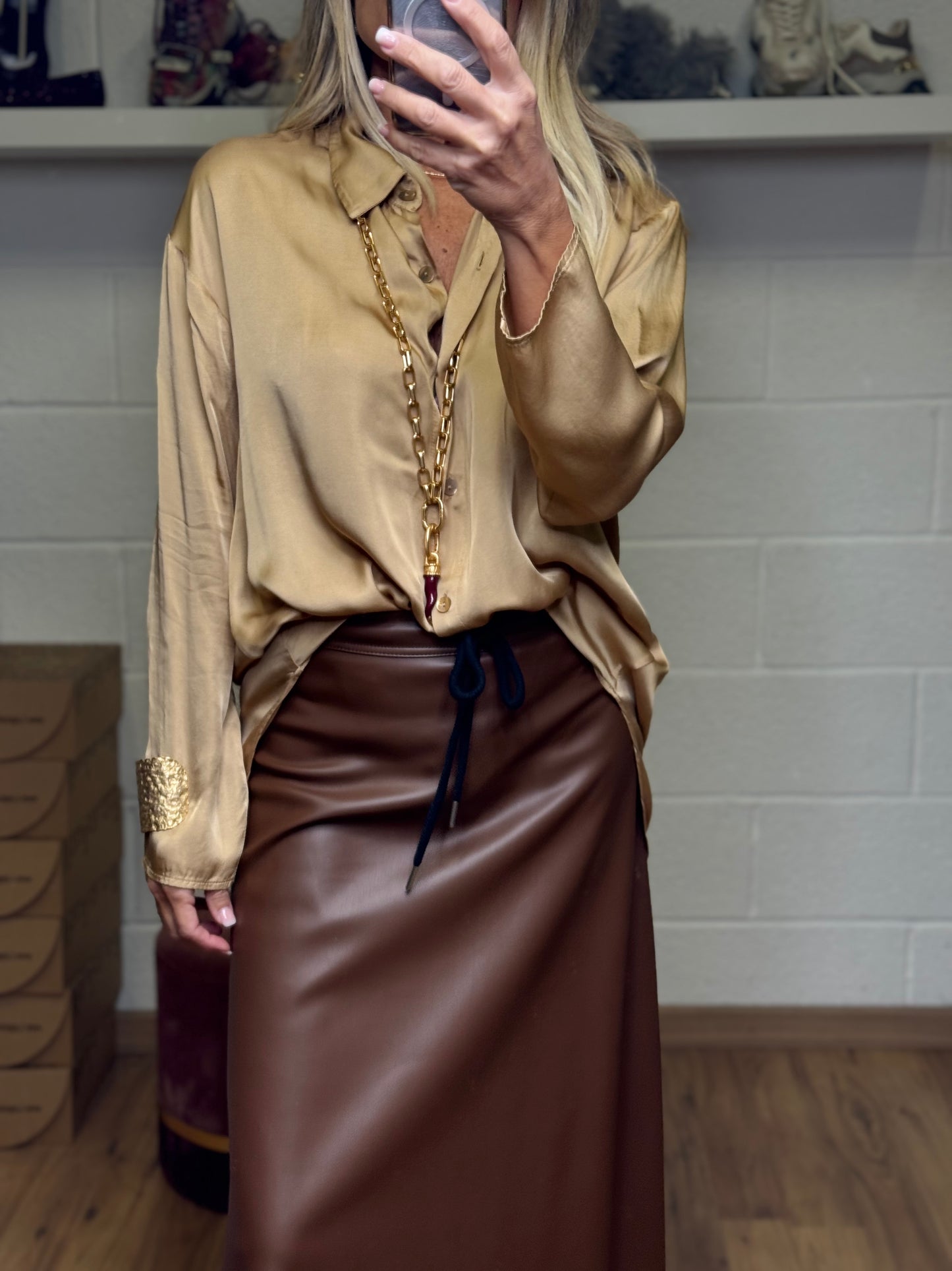 Le Streghe. Camicia in satin gold