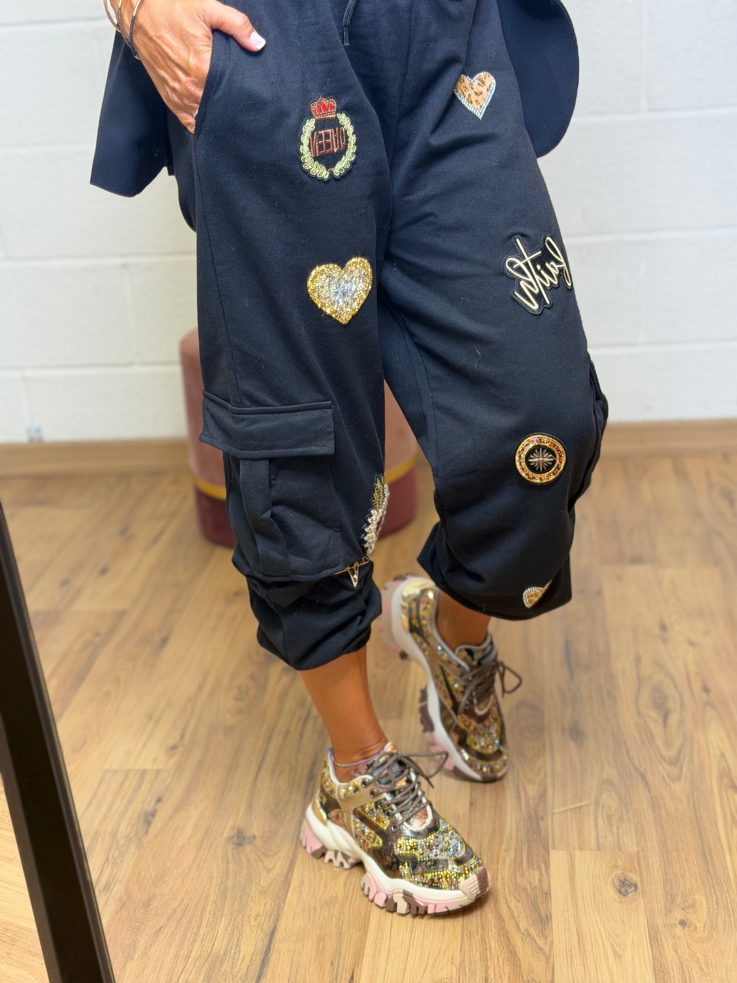 Abpink. Cargo nero con patch gioiello