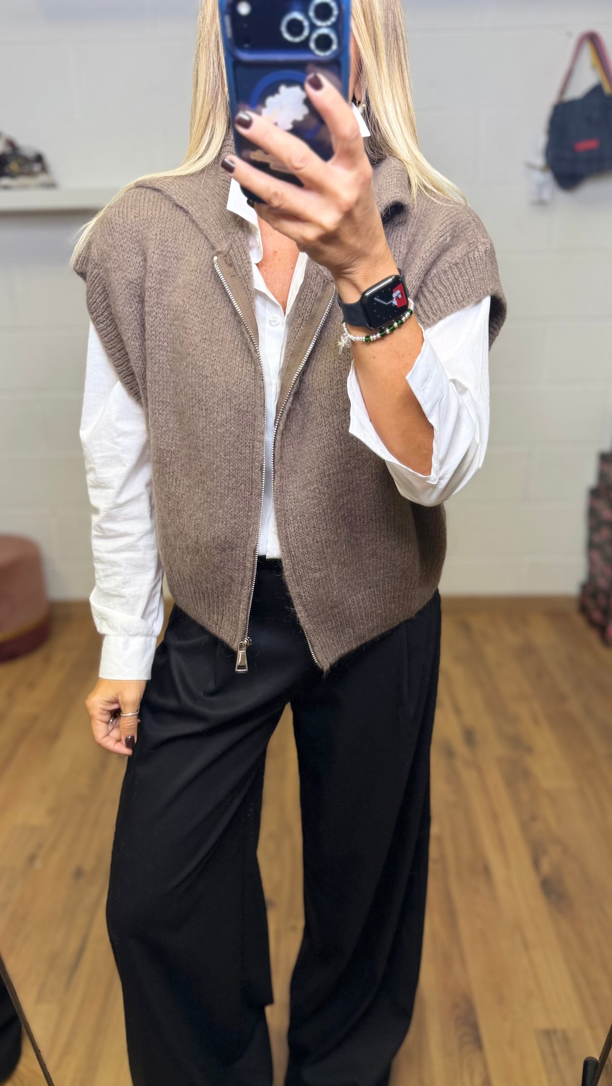 Emma Red. Gilet in maglia tortora con zip