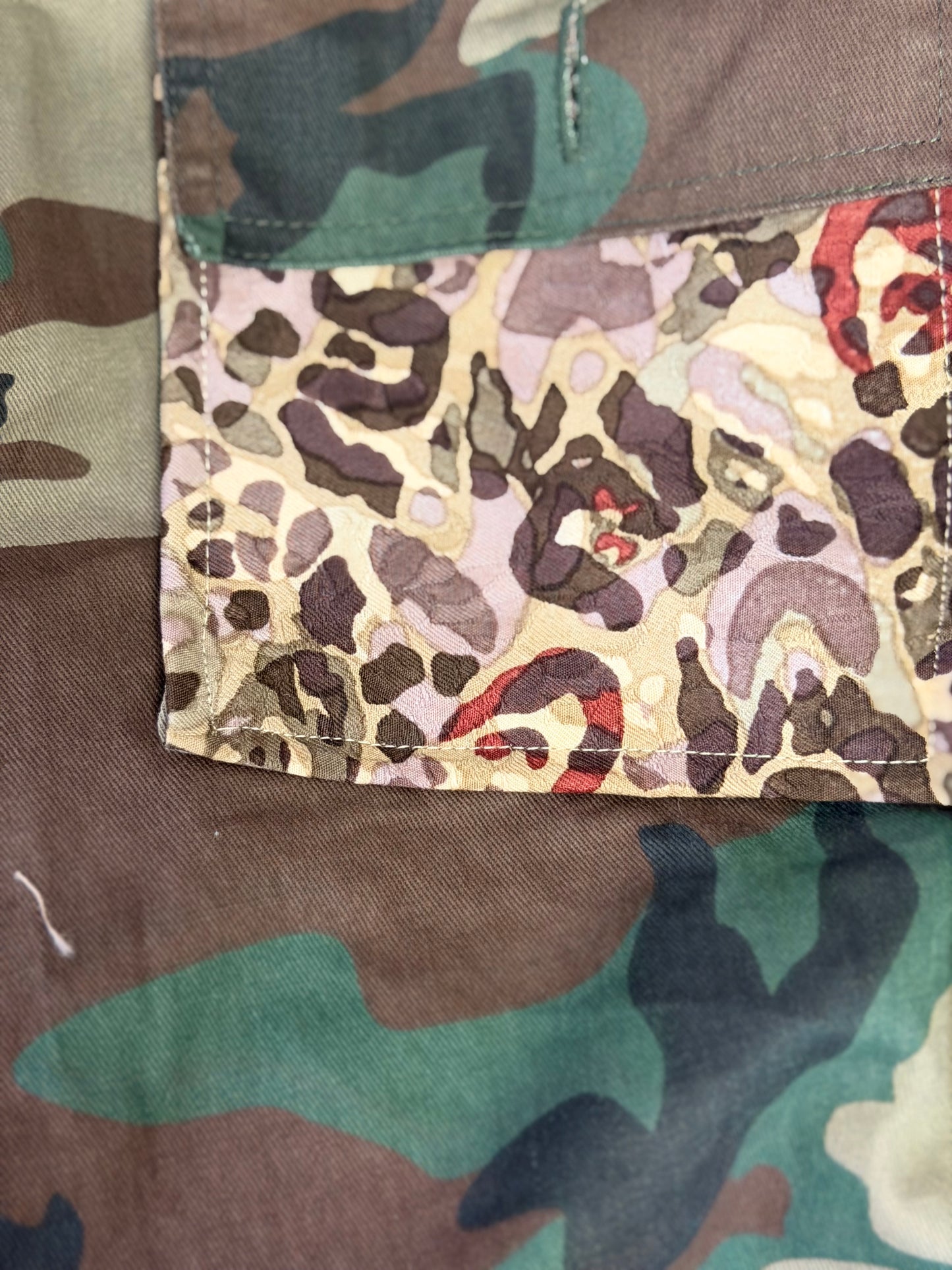 Abpink. Bermuda camouflage con patch gioiello