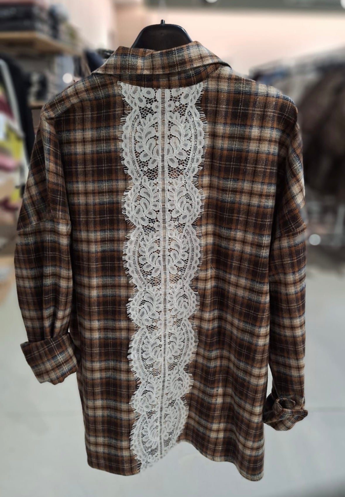 Le Streghe. Camicia con inserto in pizzo