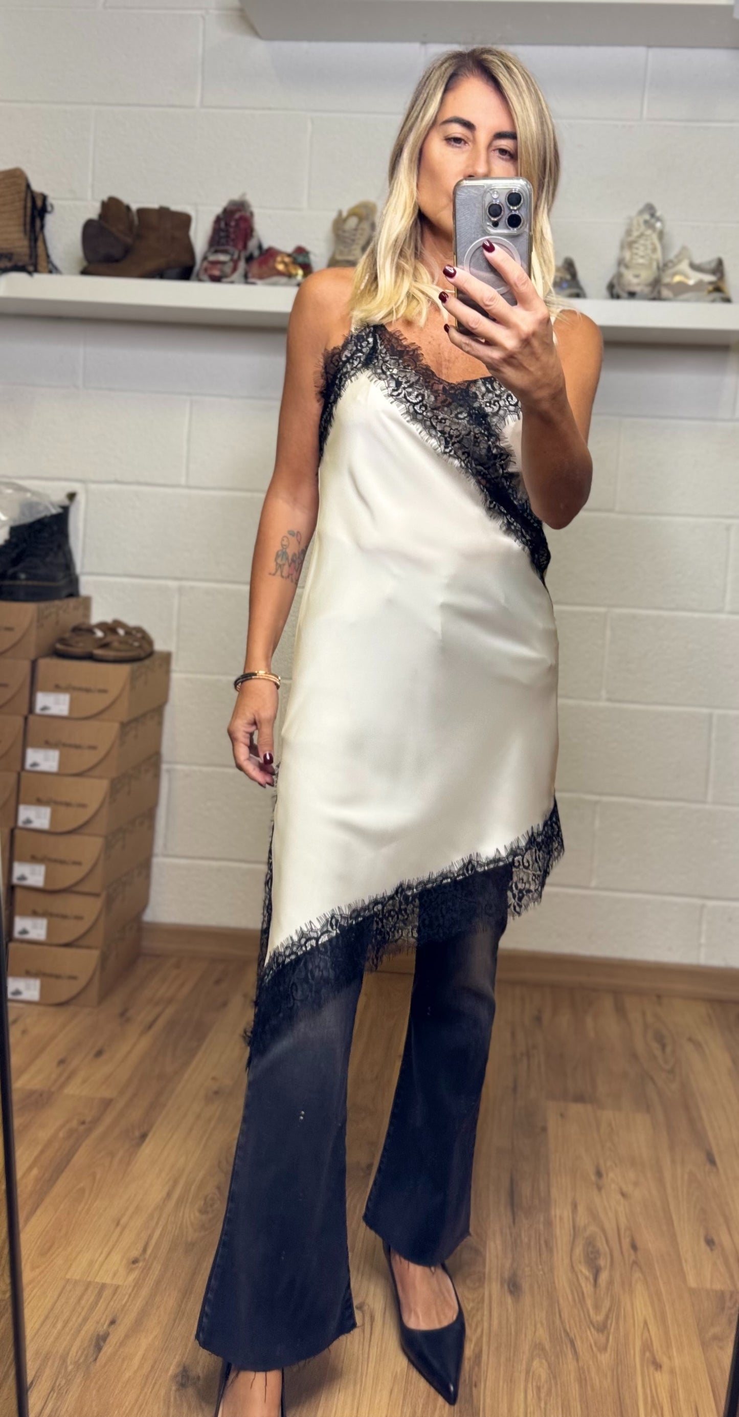 Le Streghe. Abito in satin latte