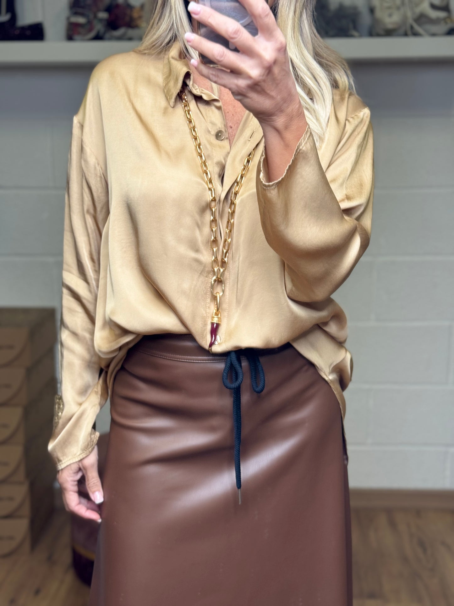 Le Streghe. Camicia satin colore miele