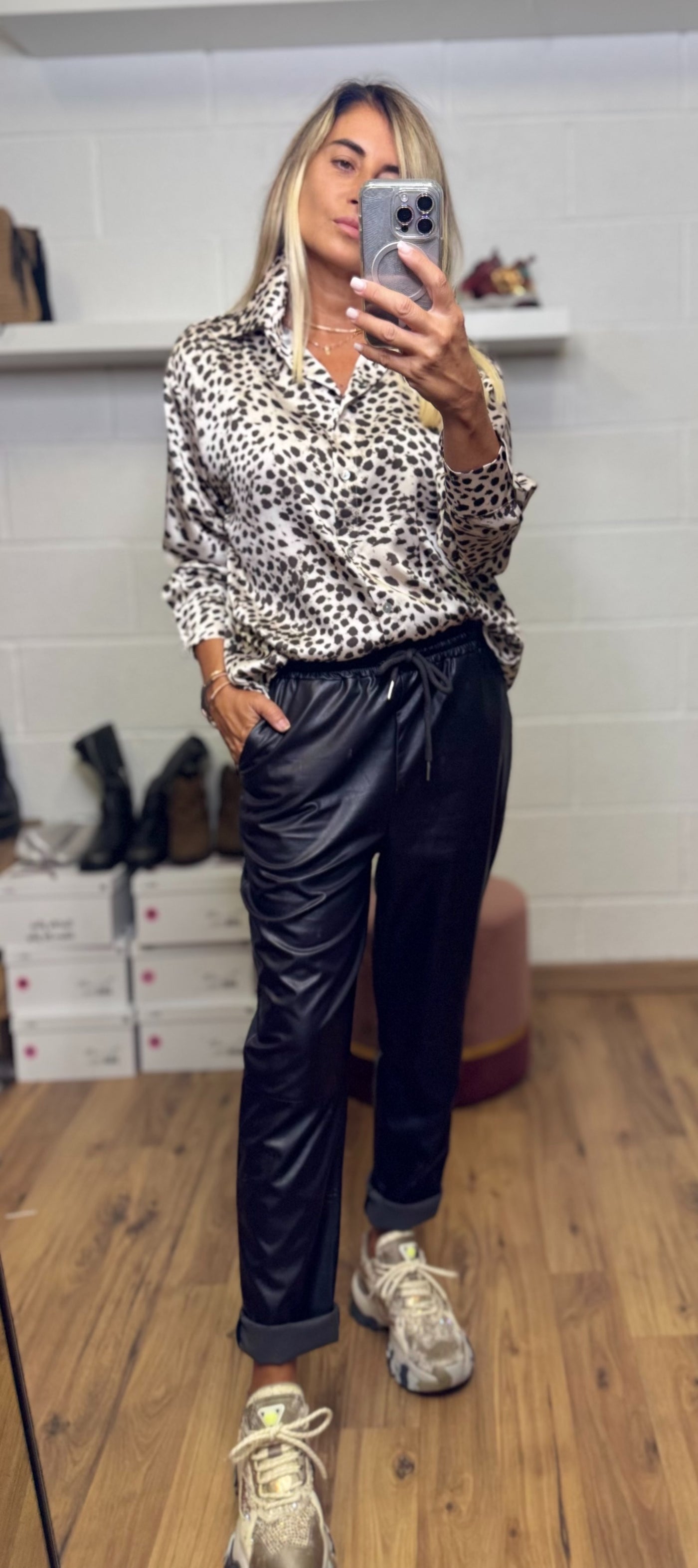 Le Streghe. Pantalone ecopelle nero-60%