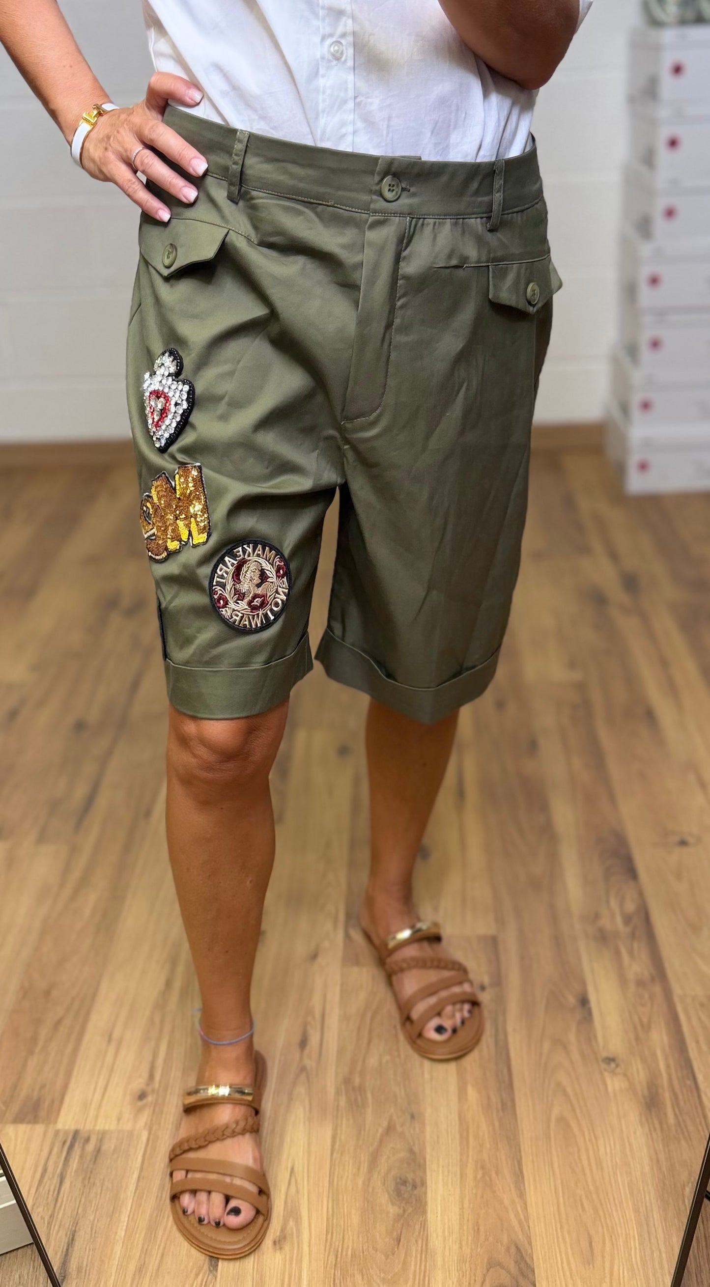 ABpink. Bermuda verde militare con patch
