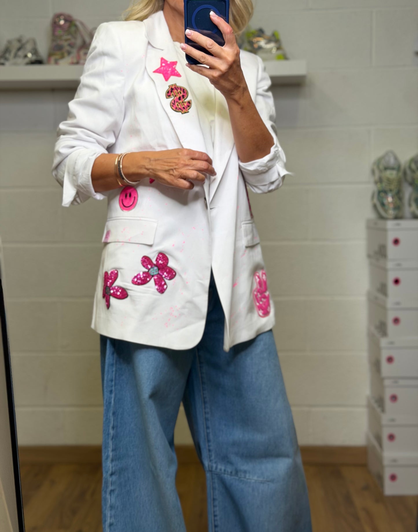 Abpink. Blazer Bianco Custom con Dettagli Fluo e Patch Pop