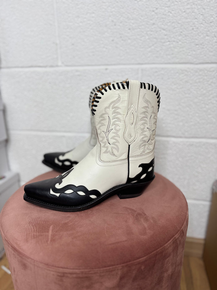 Bootstock. Texano corto
