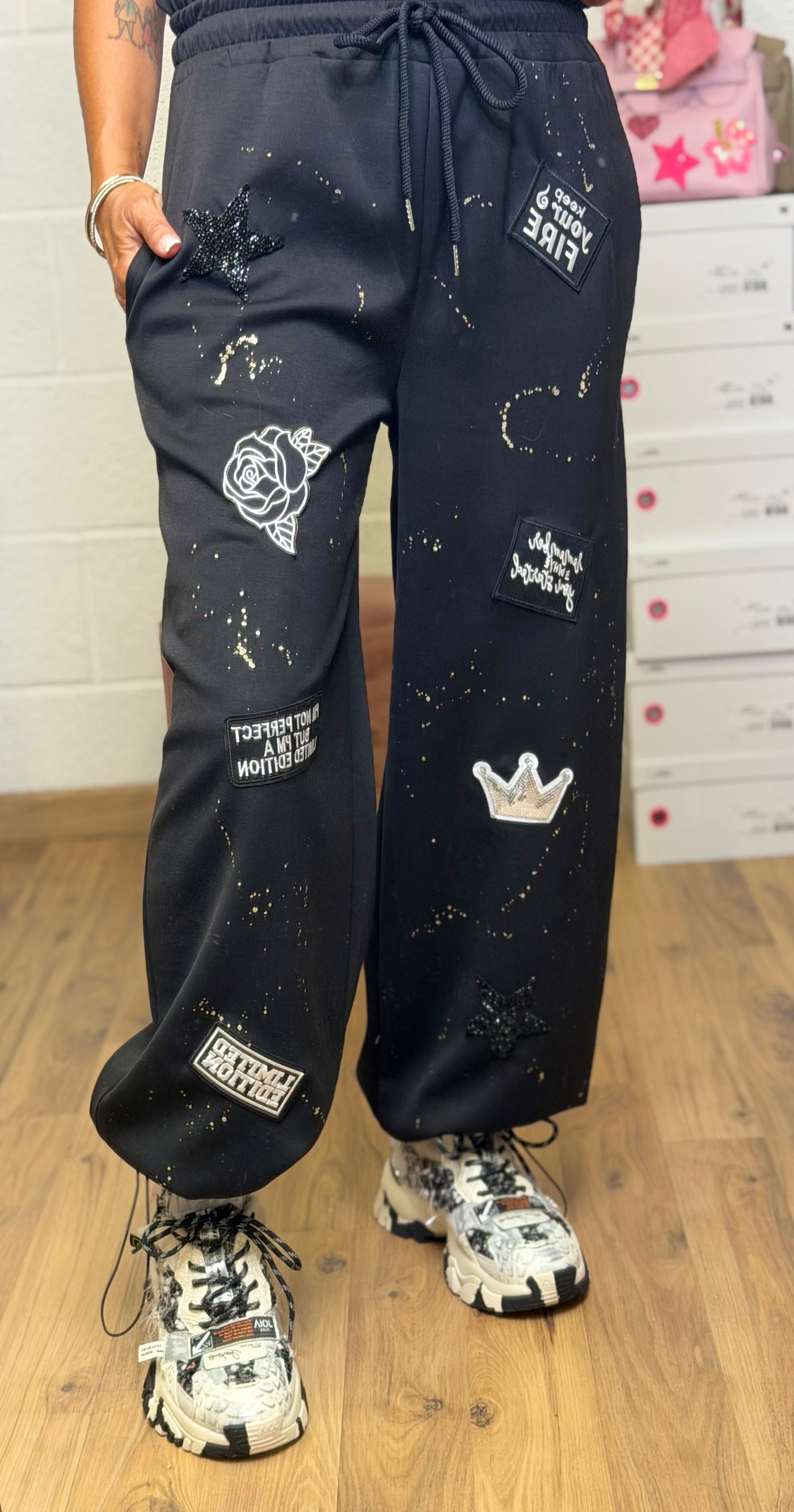 Abpink. Pantalone jogger patch & ricami