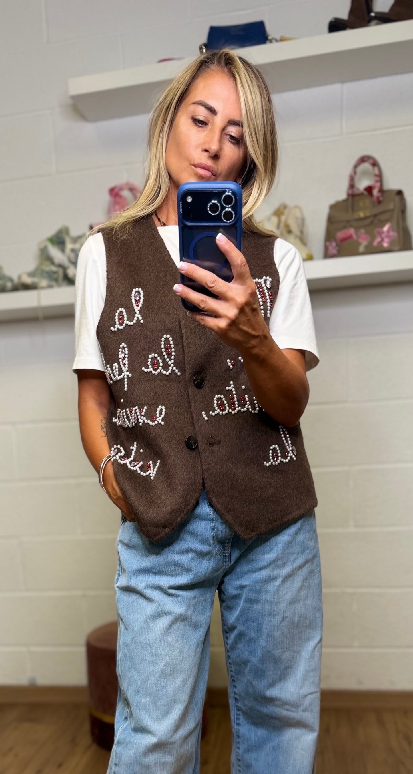 Front Street. Gilet marrone con scritte gioiello