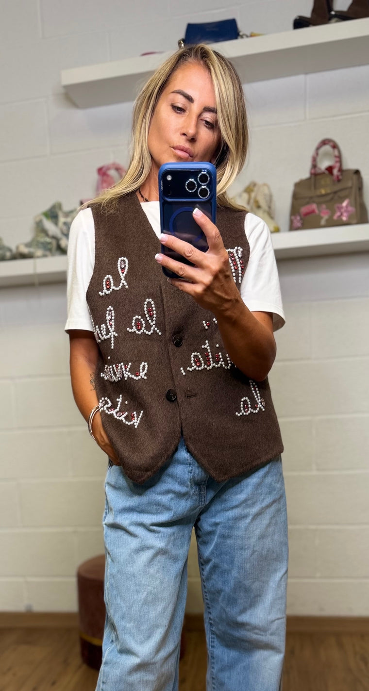 Front Street. Gilet marrone con scritte gioiello