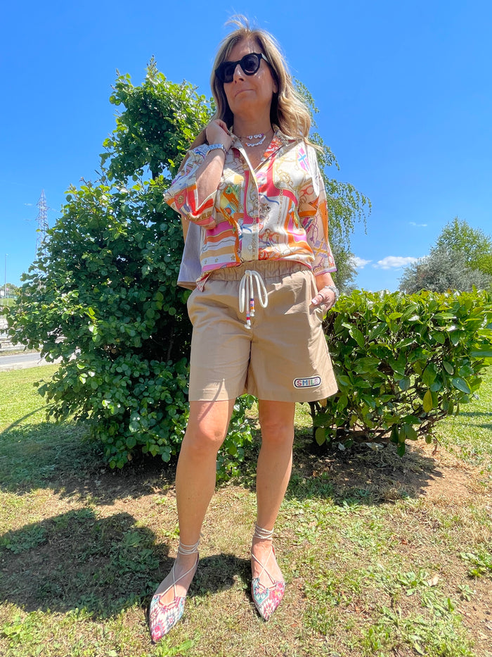 Eva Boutique 21, Shirtaporter. Bermuda in cotone caramel con patch.